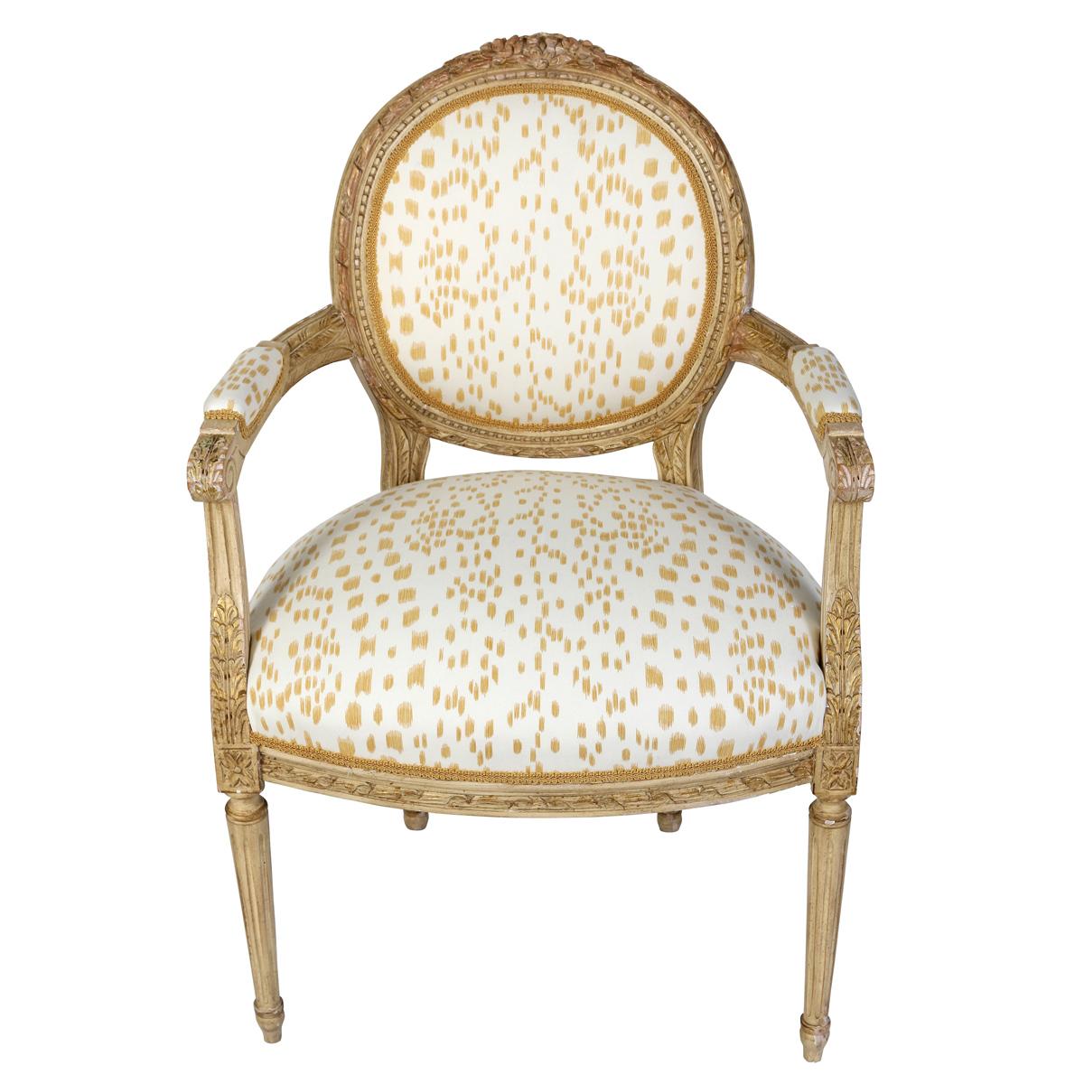 Questa poltrona fauteuil in stile Luigi XVI, recentemente tappezzata, combina l'eleganza classica con un look fresco. La poltrona è stata tappezzata con l'intramontabile motivo 