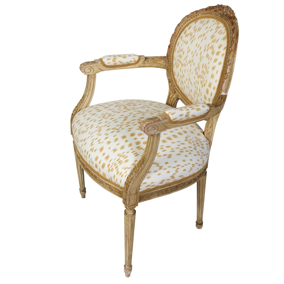 Dipinto a mano Fauteuil in stile Luigi XVI appena rivestito in ocra Les Touches in vendita