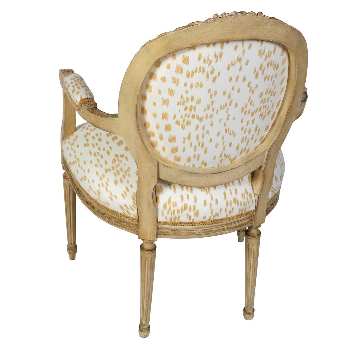 Fauteuil in stile Luigi XVI appena rivestito in ocra Les Touches In condizioni buone in vendita a Locust Valley, NY
