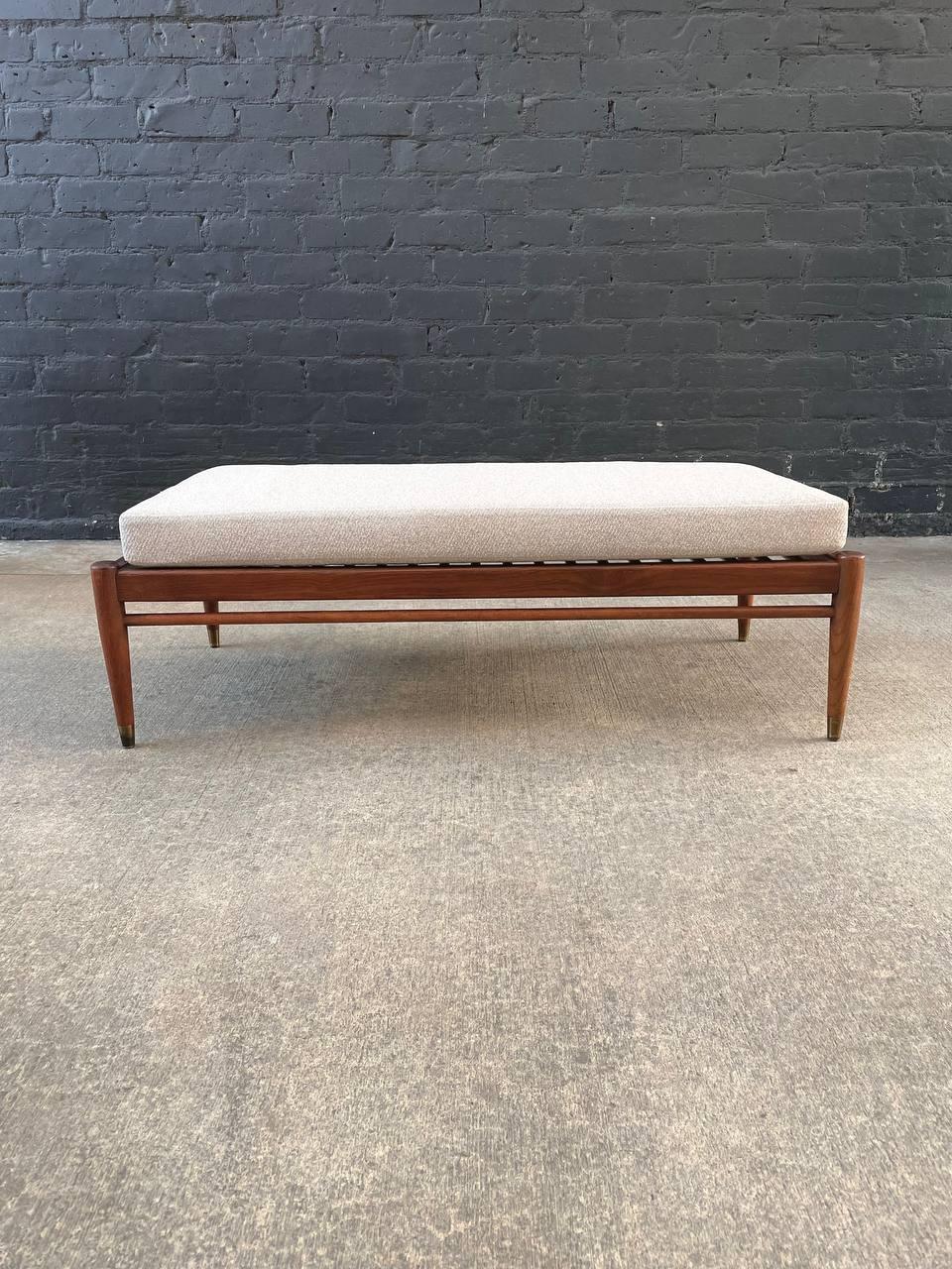 Mid-20th Century Newly Reupholstered - Mid-Century Modern Daybed Sofa by Folke Olhsson for Dux For Sale