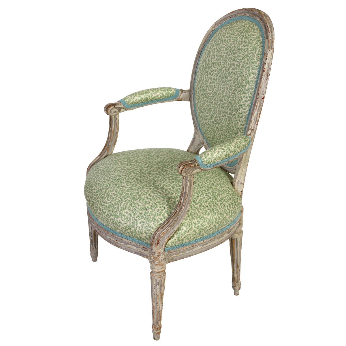 Neu gepolsterter Sessel mit ovaler Rückenlehne im Louis-XVI-Stil (Louis XVI.) im Angebot