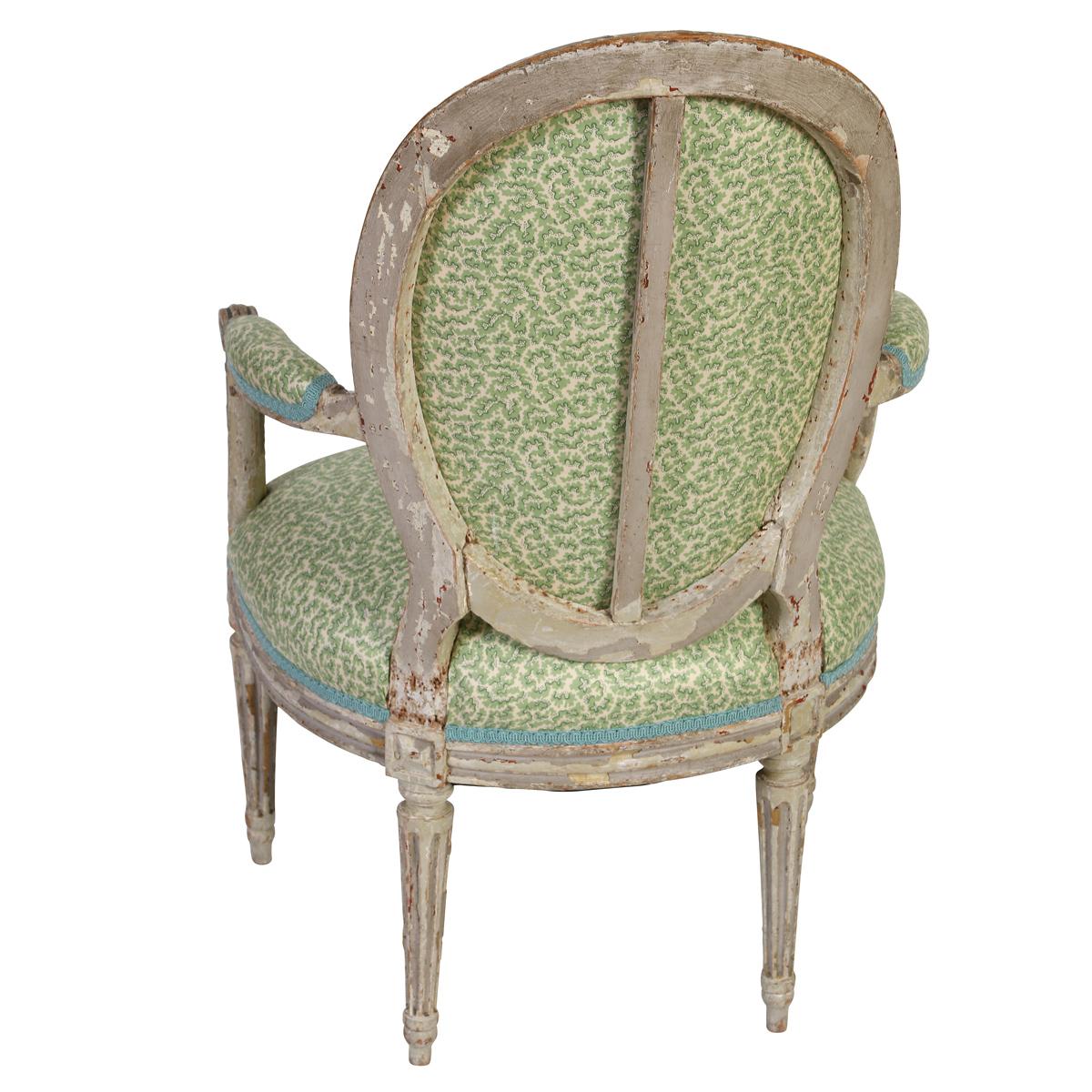 Neu gepolsterter Sessel mit ovaler Rückenlehne im Louis-XVI-Stil (Handgeschnitzt) im Angebot