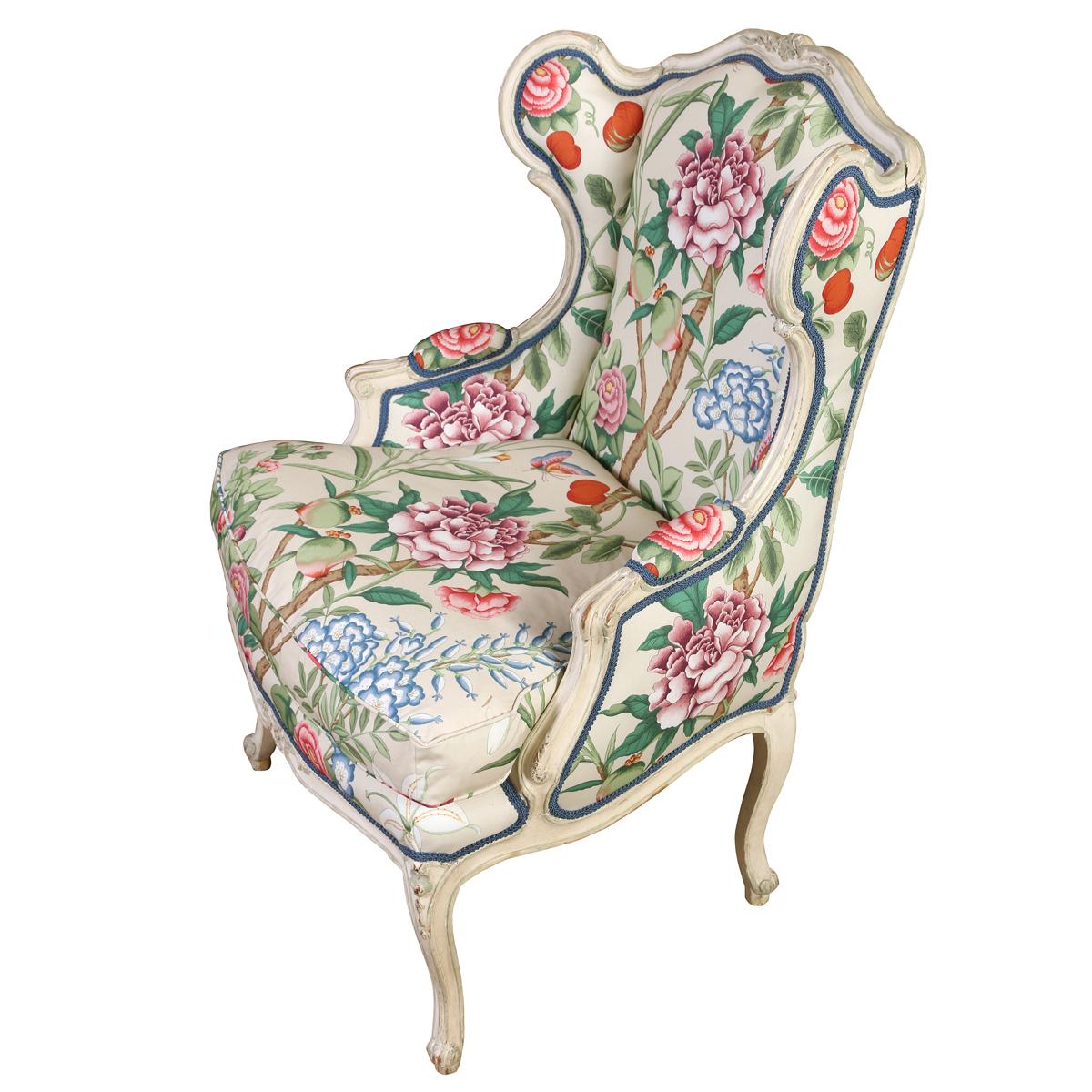 Ce site  La chaise à dossier ailé est une véritable pièce d'apparat, récemment retapissée dans un magnifique tissu floral de Cowtan & Tout et peinte de manière experte dans une finition blanc antique qui rehausse son charme intemporel. Les détails