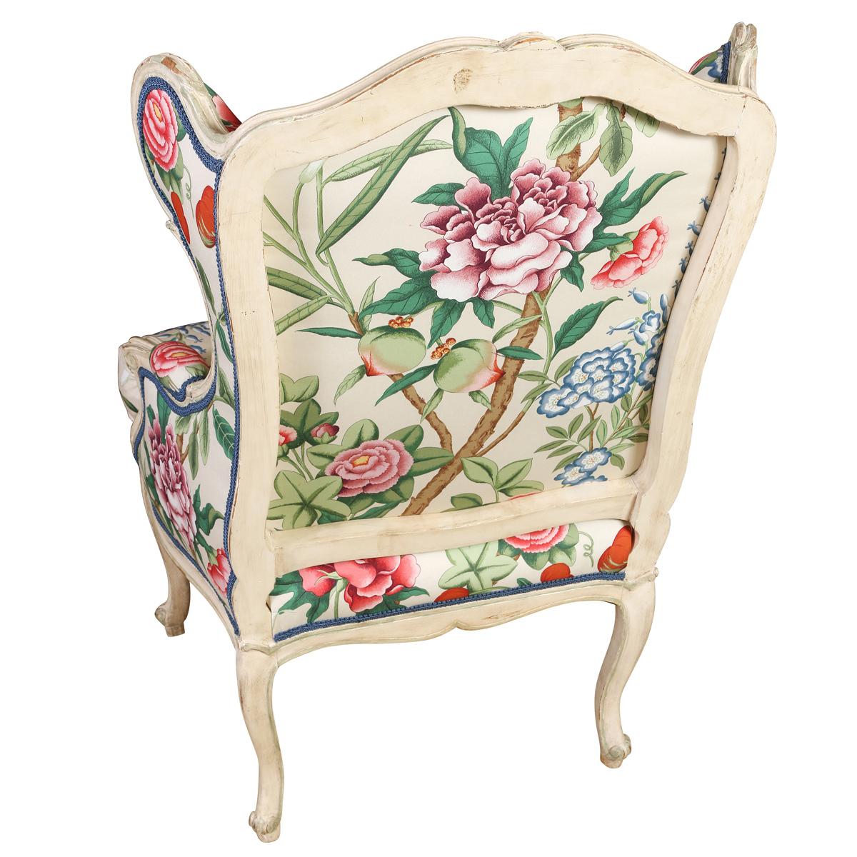 Fauteuil Wingback récemment retapissé avec du cuir de vachette et tout le tissu floral Bon état - En vente à Locust Valley, NY