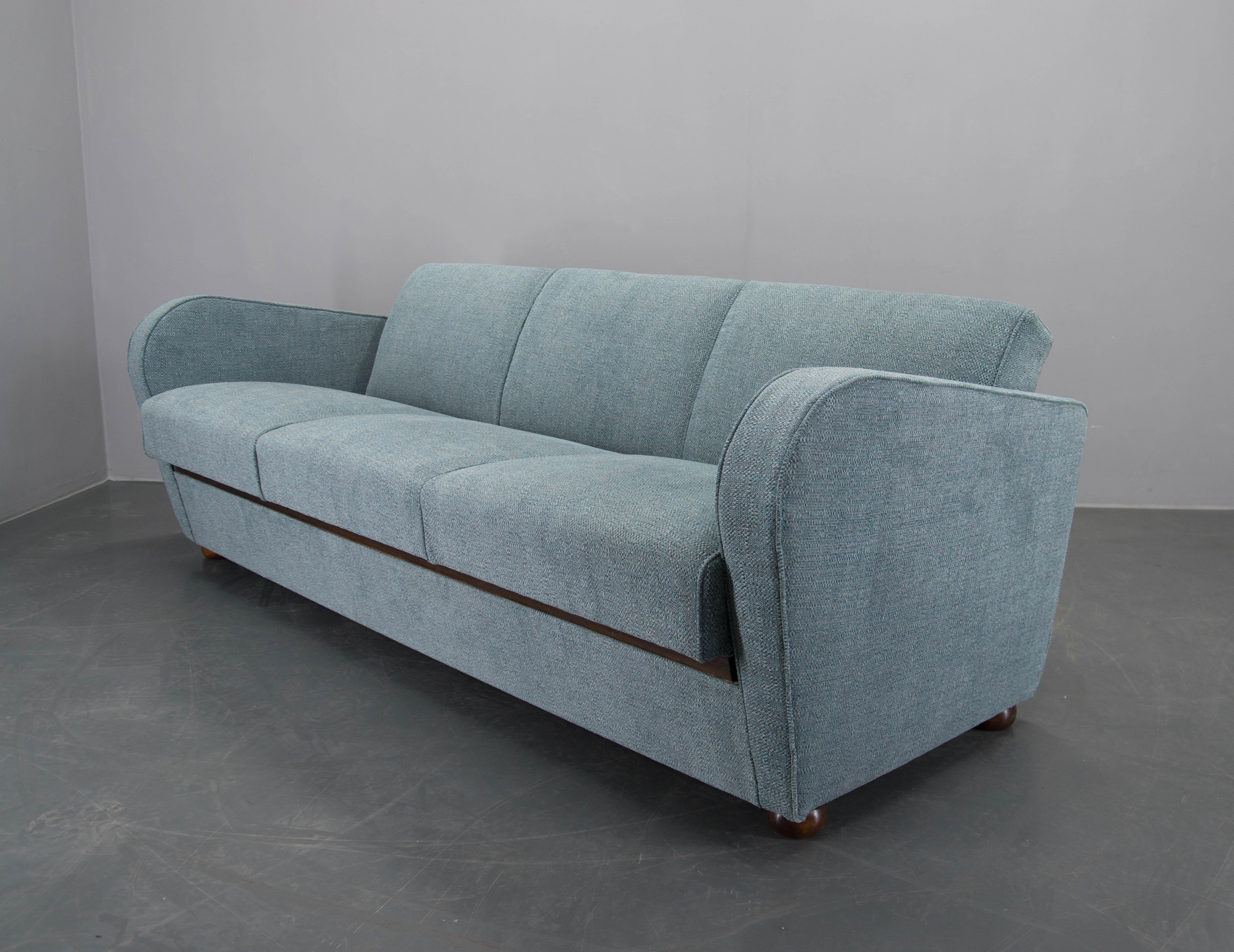 Elegante e icónico sofá H-363 diseñado por Jindrich Halabala para UP Zavody en la década de 1930.
Podría convertirse en cama de día con espacio de almacenamiento.
El sofá está recién tapizado en tela azul claro con un sutil estampado.
Variante de