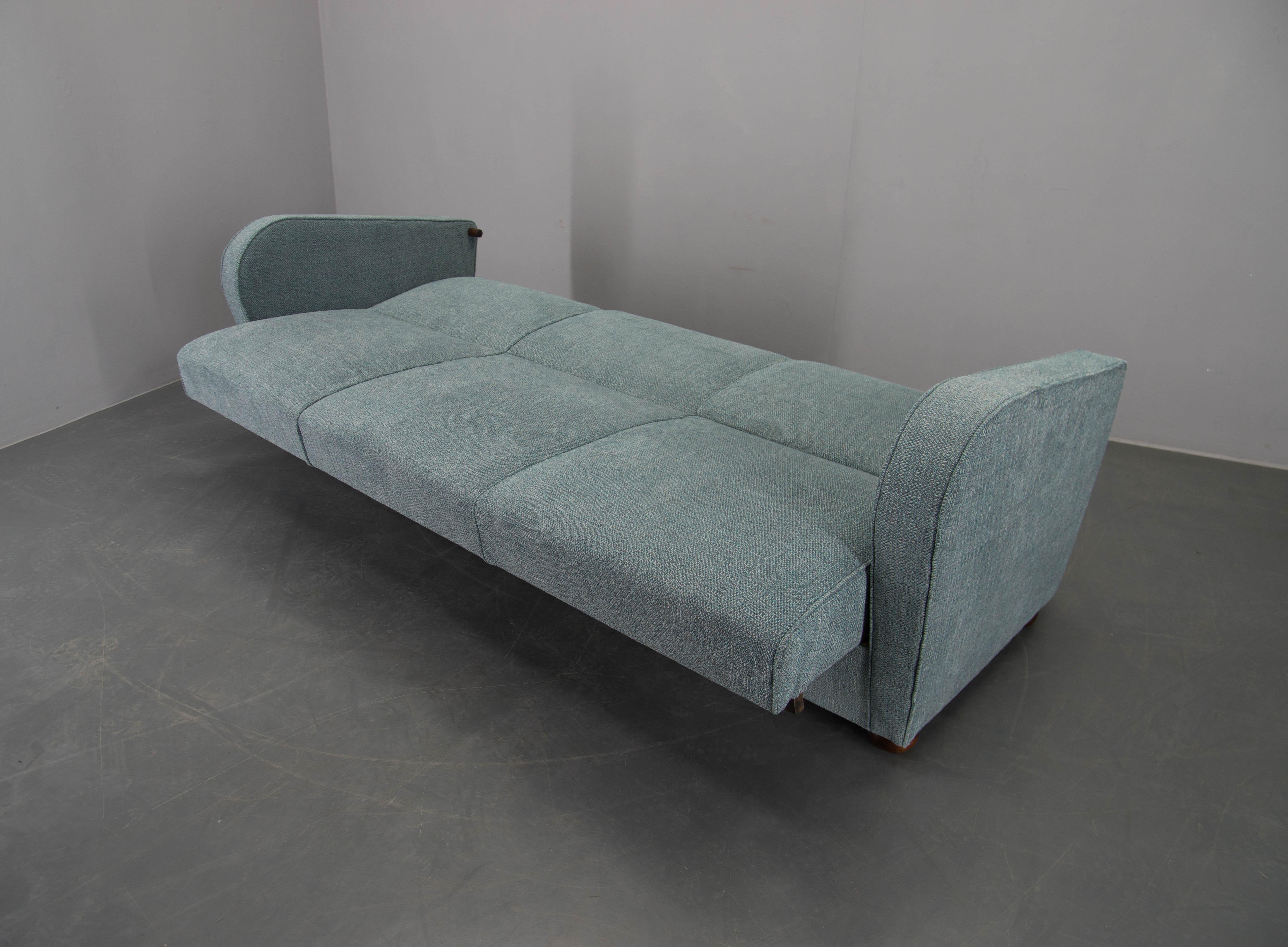 Sofá / Cama de Día Art Decó recién tapizado de Halabala, años 30 en venta 2