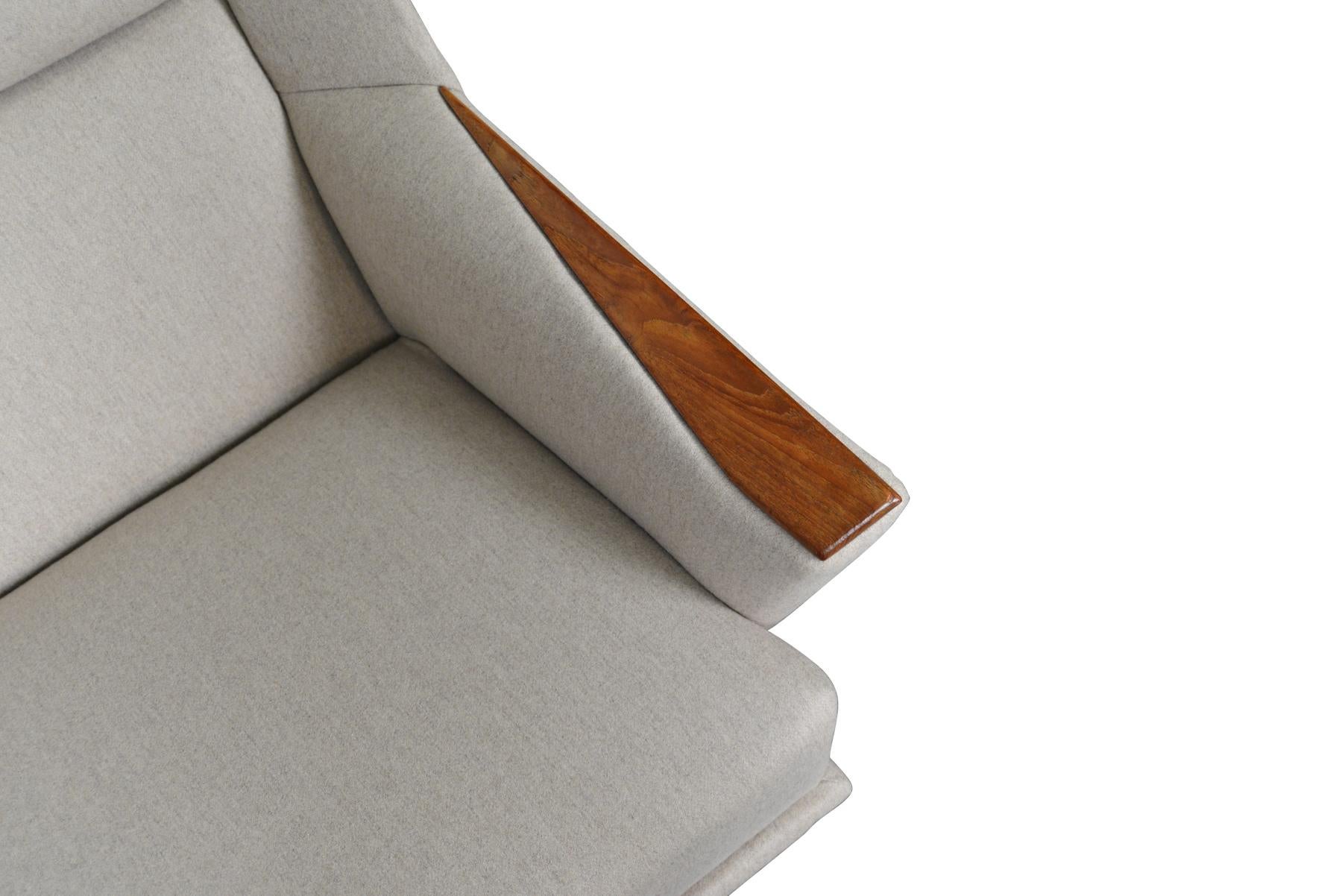Newly Upholstered Atomic Highback Lounge Chair With Teak Paws (Moderne der Mitte des Jahrhunderts) im Angebot