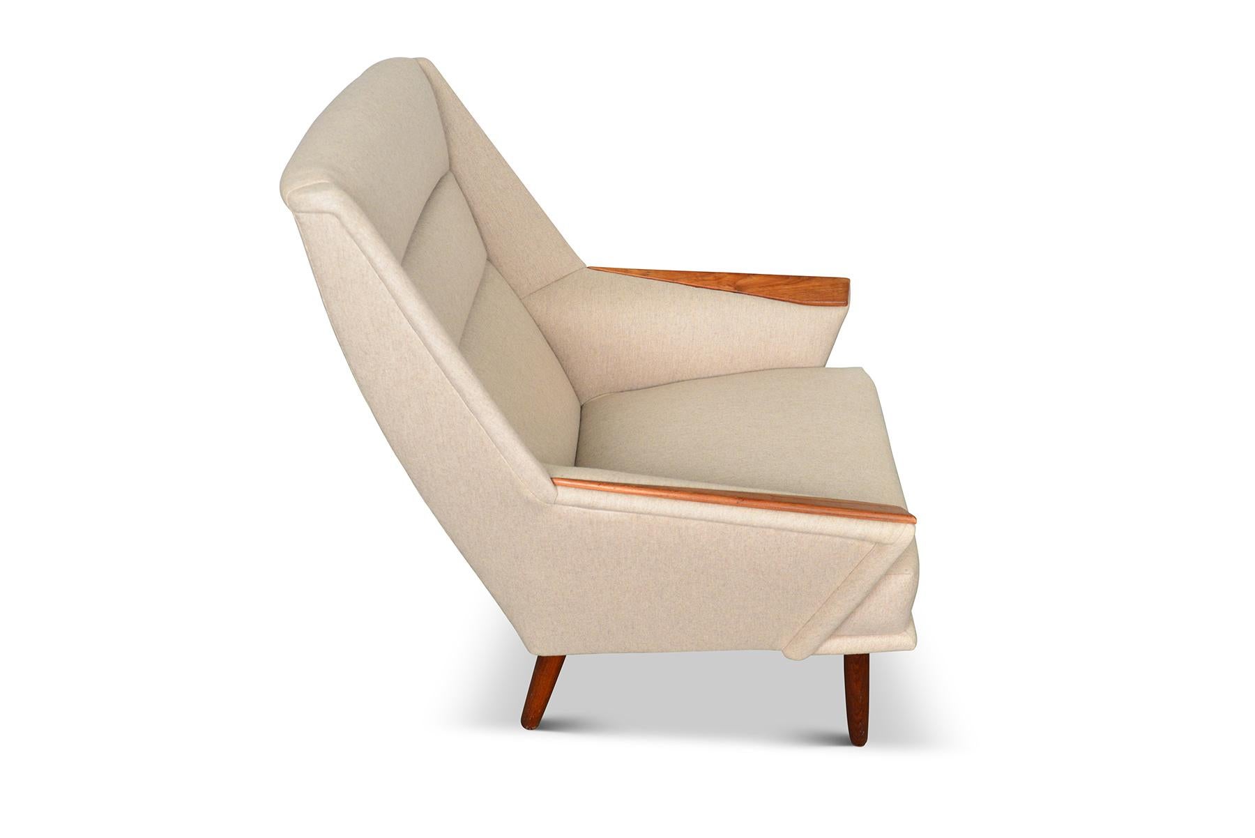 Newly Upholstered Atomic Highback Lounge Chair With Teak Paws (20. Jahrhundert) im Angebot