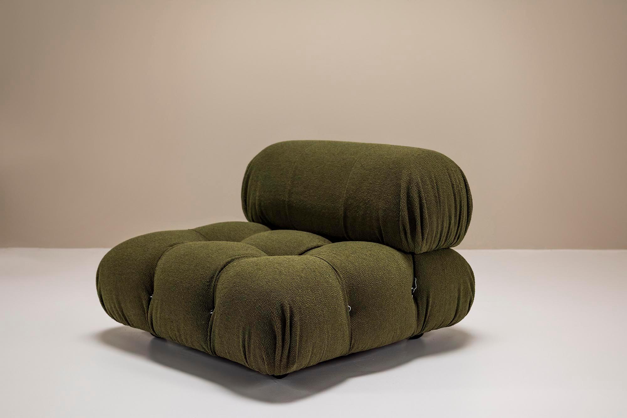Ti presentiamo uno squisito pezzo di storia del design: il divano Camaleonda del famoso Mario Bellini. Questo elemento, che fa parte della prima edizione della collezione C.B. (prima che l'azienda diventasse B&B Italia), incarna il perfetto mix tra