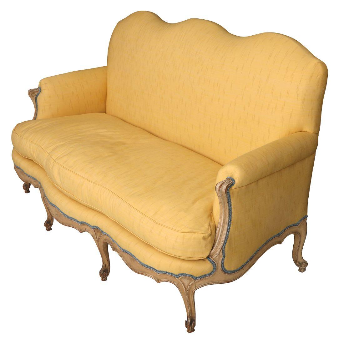 Questo divano appena imbottito in tessuto giallo Scalamandré è un divano elegante e senza tempo, perfetto per aggiungere raffinatezza a qualsiasi spazio. Rivestito in un lussuoso tessuto giallo Scalamandré, 