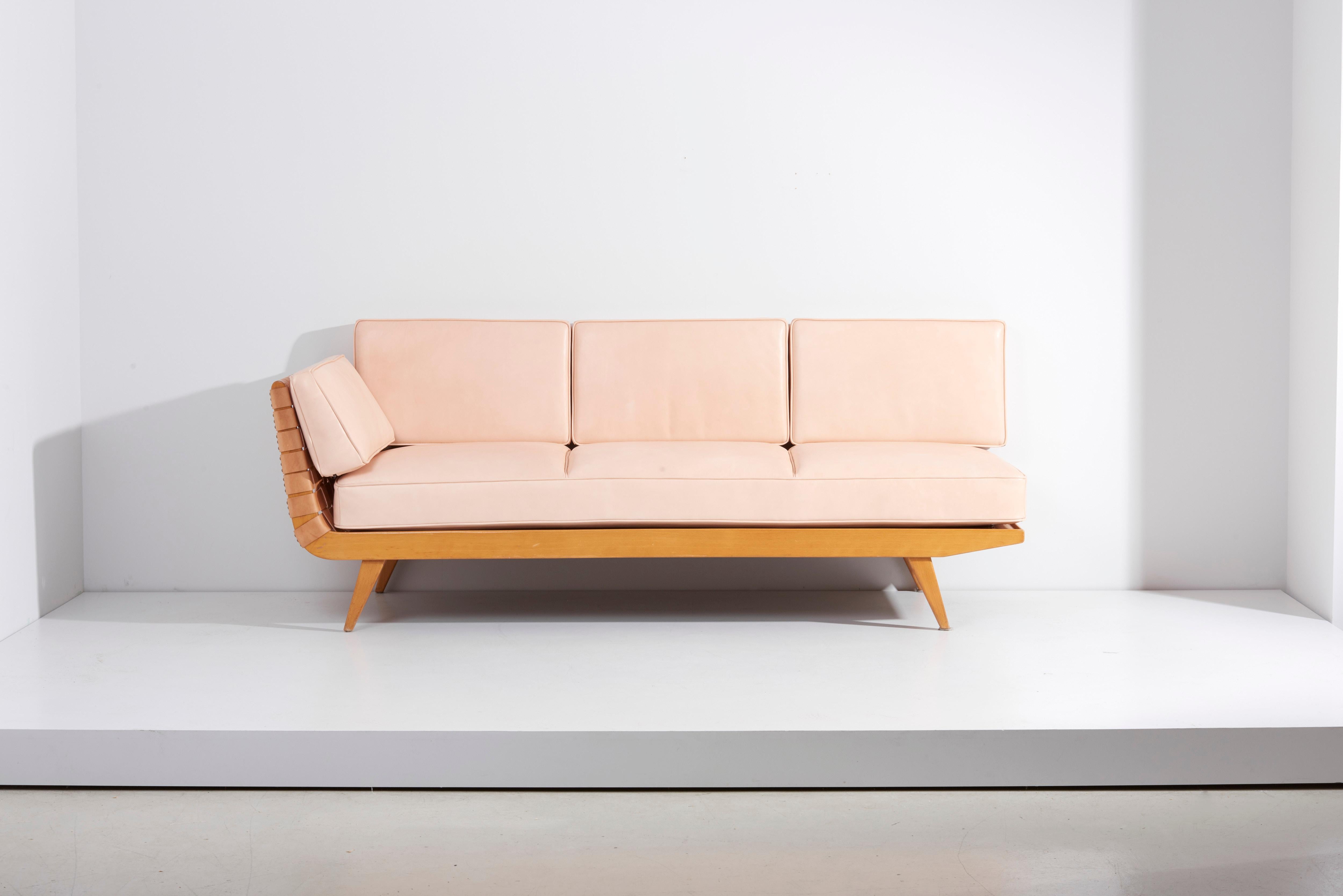 Newly upholstered daybed by Jens Risom for Walter Knoll 1950s in leather
Designed by Jens Risom in 1940s-1950s and produced by Walter Knoll for the Vostra Series.
Wooden base and newly upholstered in light leather that will darken with time. The