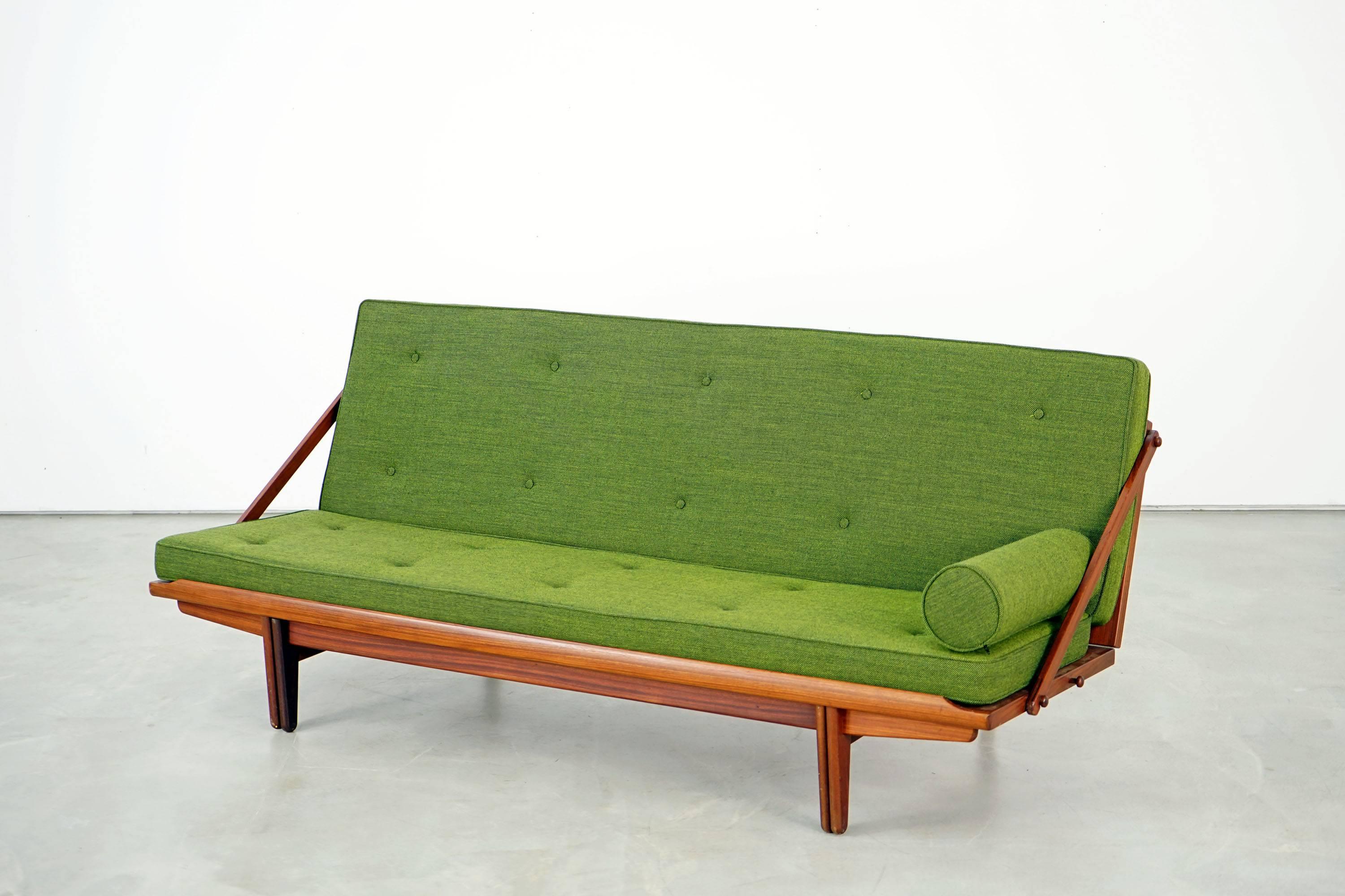 Das Daybed wurde in den 1950er Jahren von Poul M. Volther für Frem Røjle entworfen und verbindet Eleganz und Funktionalität, da es sich leicht aufklappen lässt. Das Teakholzgestell ist in sehr gutem Zustand, die Kissen wurden gepolstert und mit