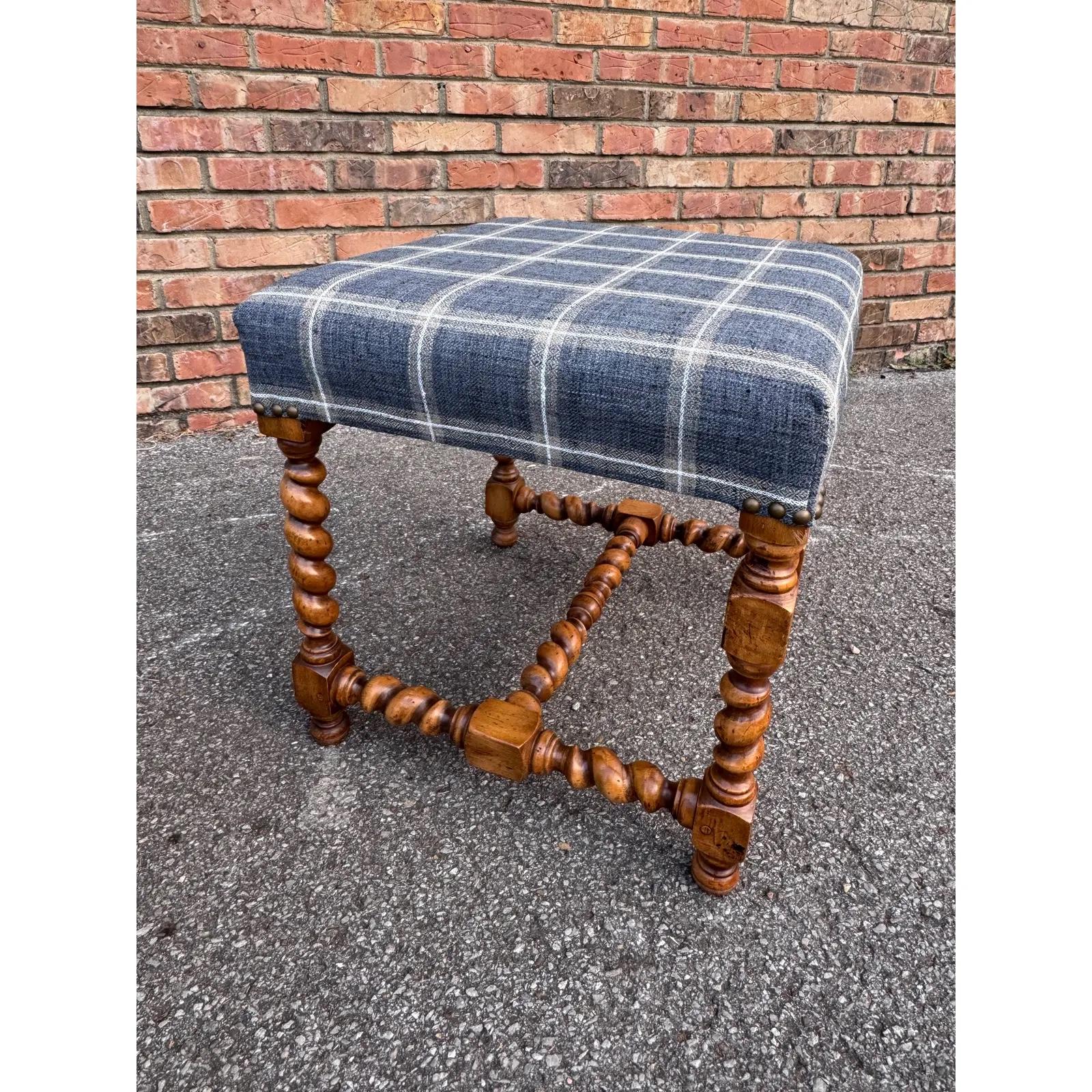 Queste panchine inglesi hanno un nuovo look per la loro nuova casa! Di recente sono state rivestite con un tessuto a quadri ferroviario blu per garantire la versatilità del design. Le gambe a torsione d'orzo offrono stile e struttura per il tuo