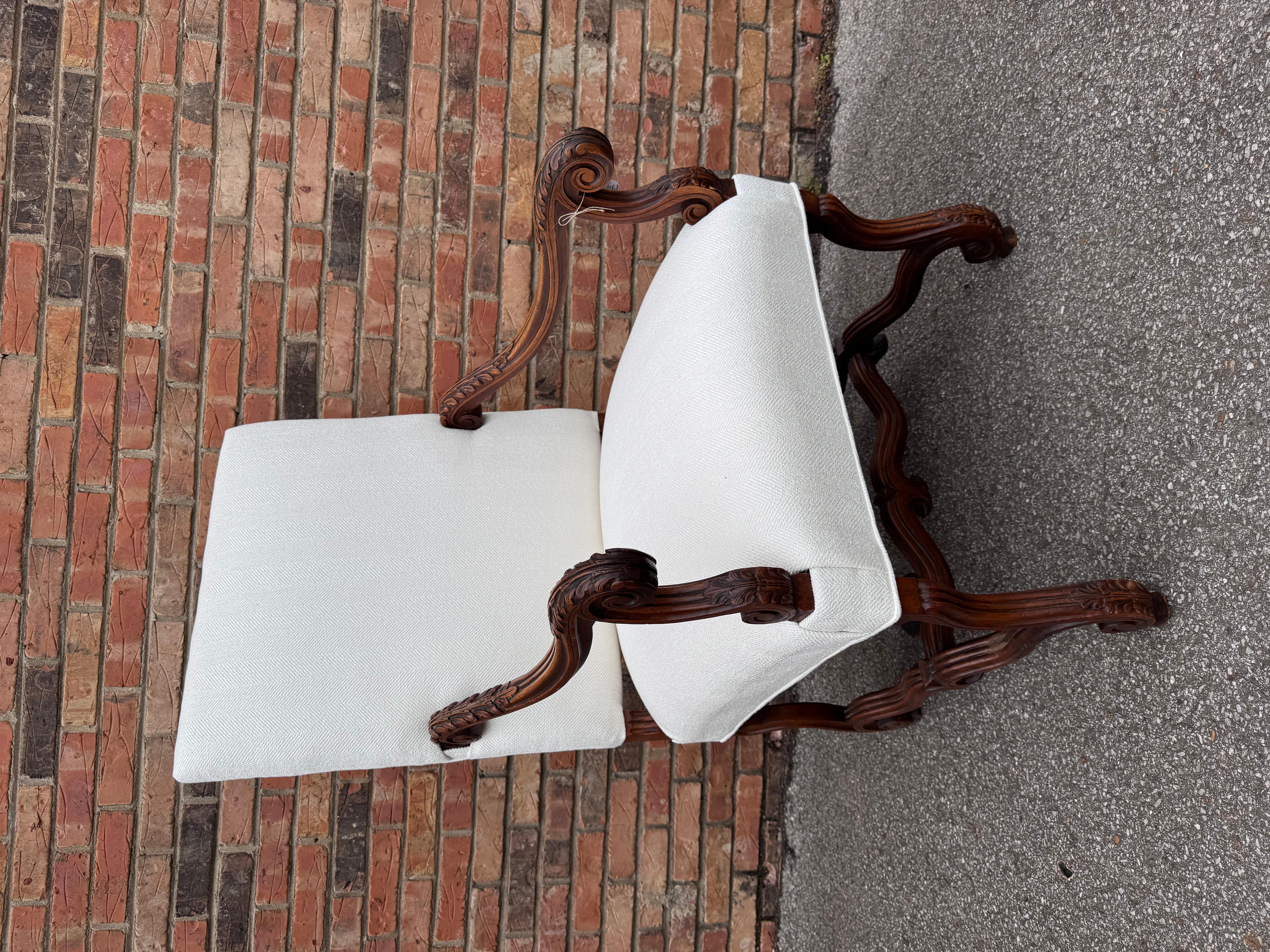 Dies ist eine schöne antike Englisch Jacobean High Back Armchair. Dieses Stück ist wunderschön aus massivem Hartholz handgeschnitzt und zeichnet sich durch aufwändige Details und Handwerkskunst aus. Dieser makellos mit weißem Stoff bezogene Stuhl