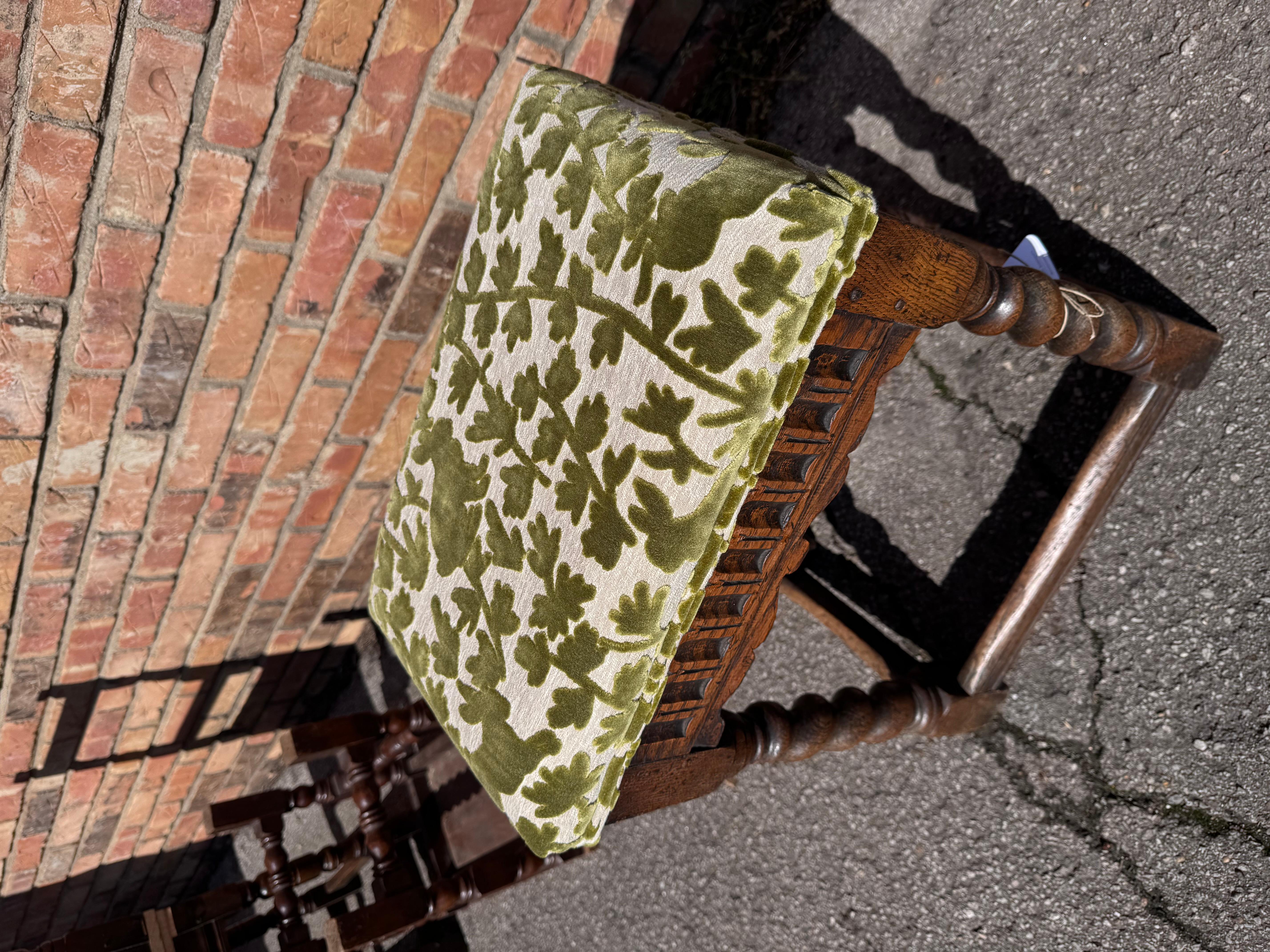 Questa è una bellissima panchina per coniglietti per Pasqua! La struttura è un pezzo d'antiquariato originale inglese con gambe a torsione d'orzo che è stata rivestita con un tessuto decorativo verde e bianco.