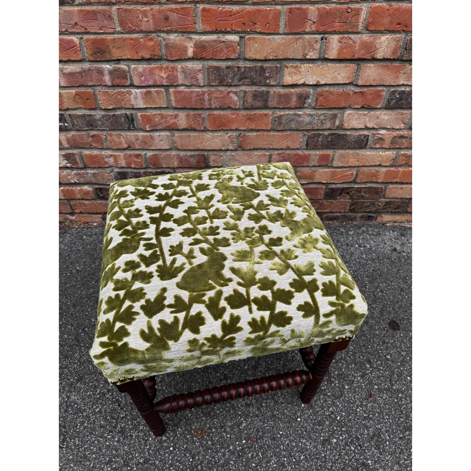 Neu gepolsteter englischer Hocker (Englisch) im Angebot
