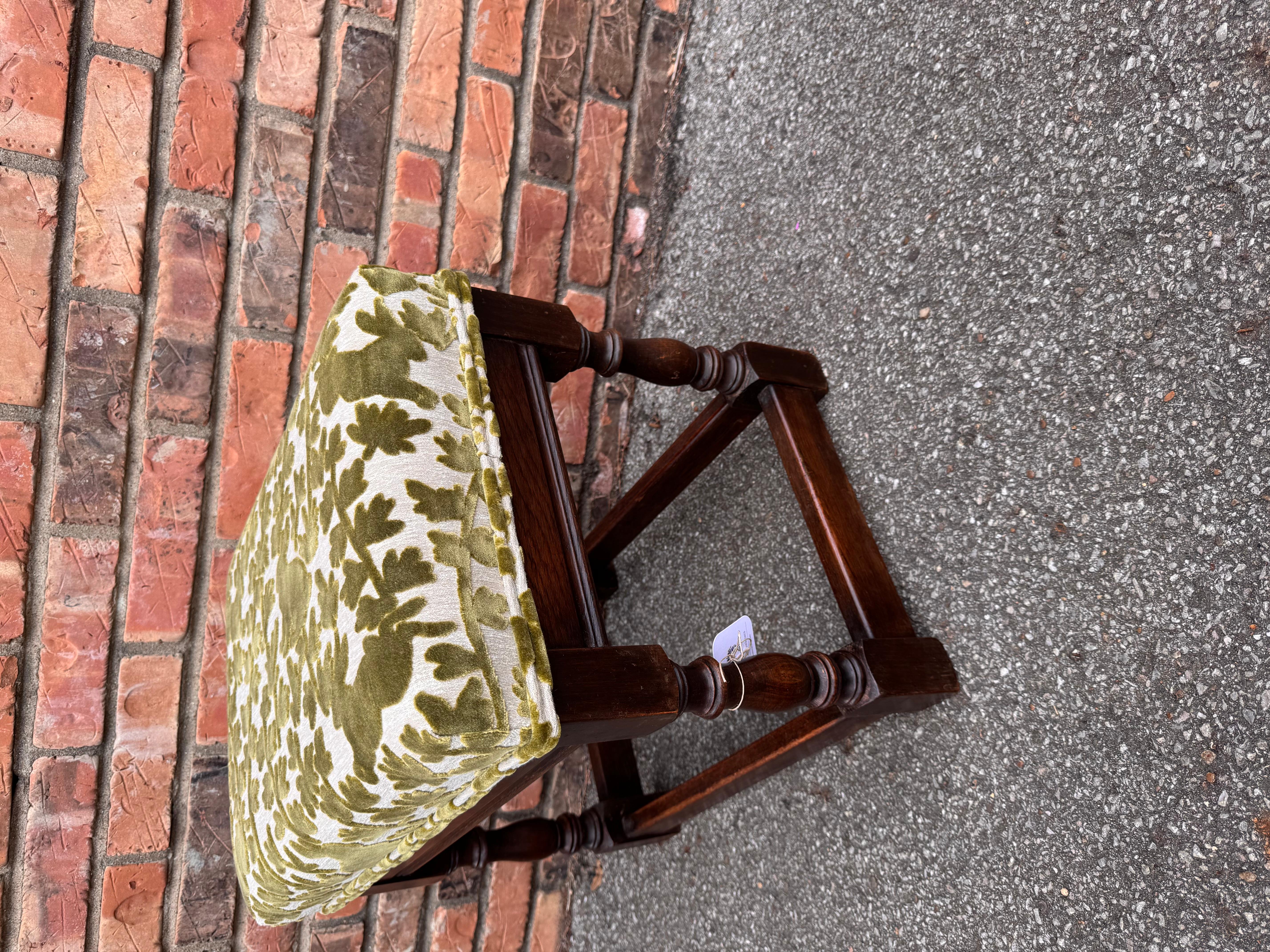 Neu gepolsteter englischer Hocker im Zustand „Gut“ im Angebot in Nashville, TN