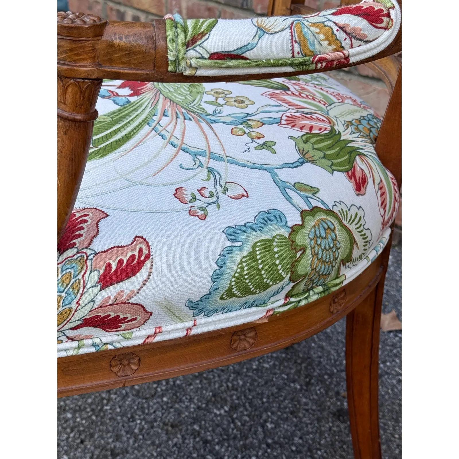 Questa è una bellissima sedia francese d'epoca che è stata recentemente tappezzata! Il nuovo tessuto è una splendida stampa di Schumacher con verde, blush scuro e blu freddo che si mescolano con le tonalità del bianco antico per creare un colorato