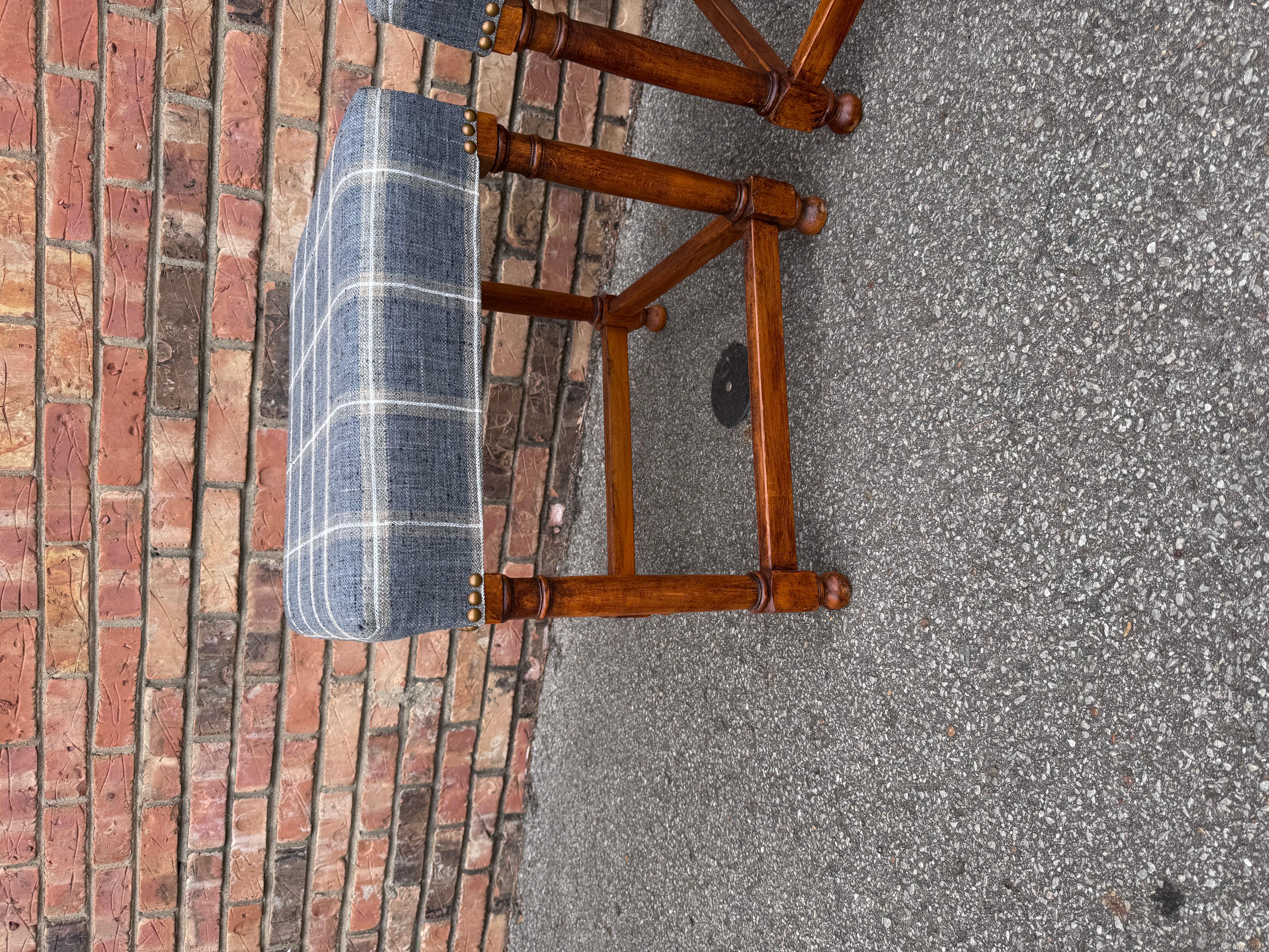 C'est une très belle paire de tabourets à carreaux ! Le cadre est une antiquité française originale, avec de beaux pieds tournés et une barre d'étirement. Le tissu est un motif à carreaux bleu chemin de fer qui peut ajouter de la profondeur sans