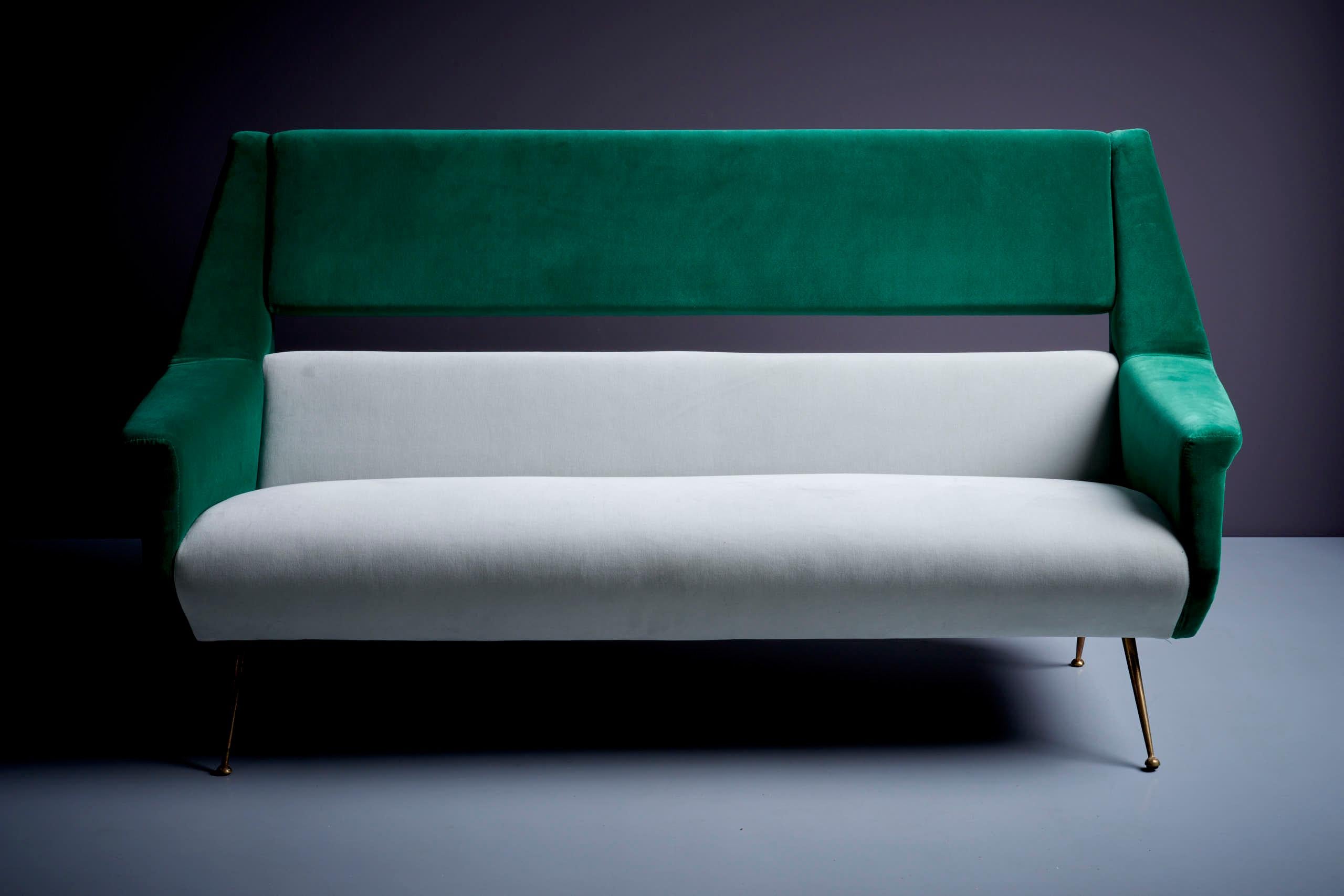 Neu gepolstertes Gigi Radice-Sofa in Grün und Grau für Minotti, Italien, 1950er Jahre im Zustand „Hervorragend“ im Angebot in Berlin, DE