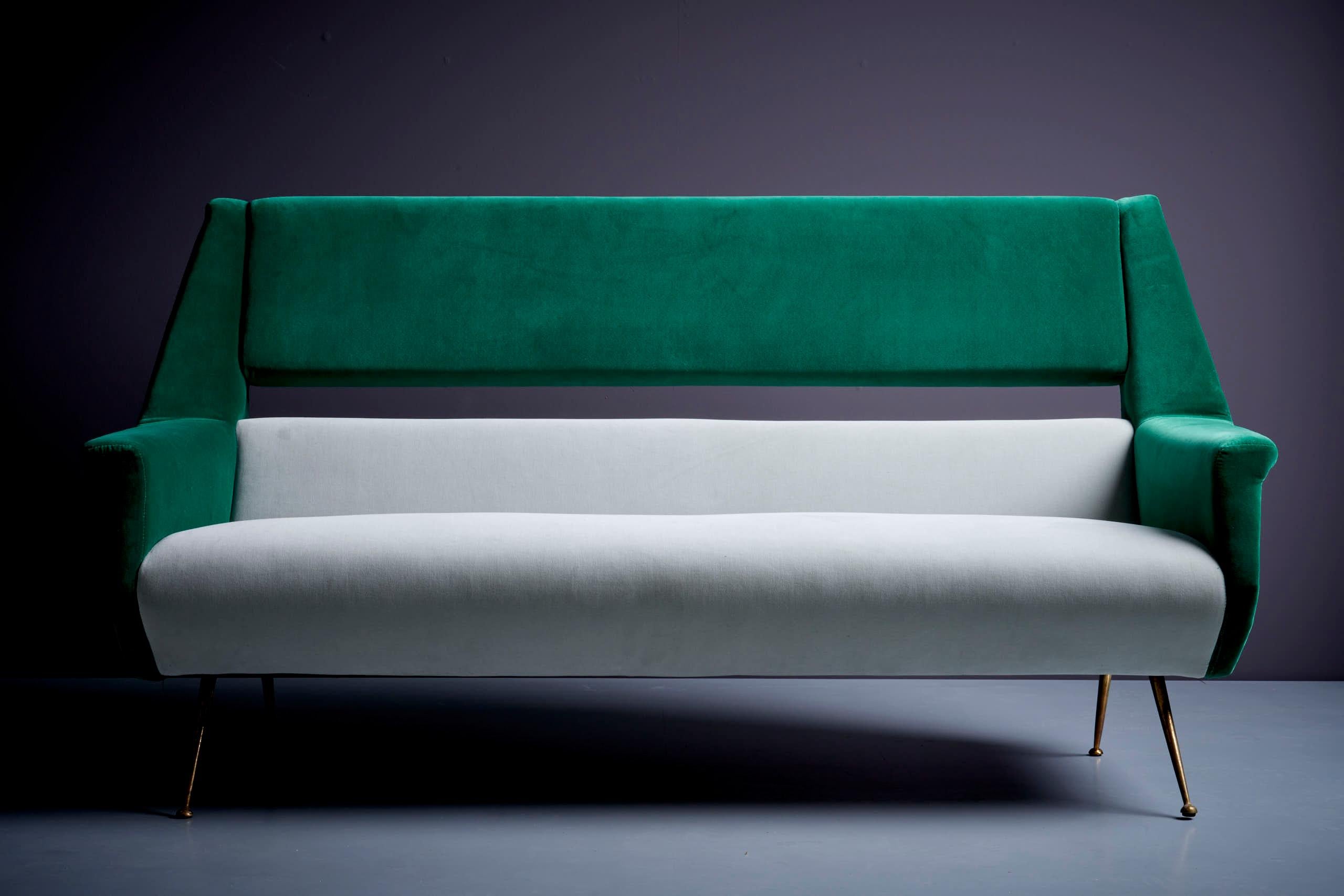 Milieu du XXe siècle Canapé Gigi Radice nouvellement tapissé en vert et gris pour Minotti, Italie, années 1950 en vente