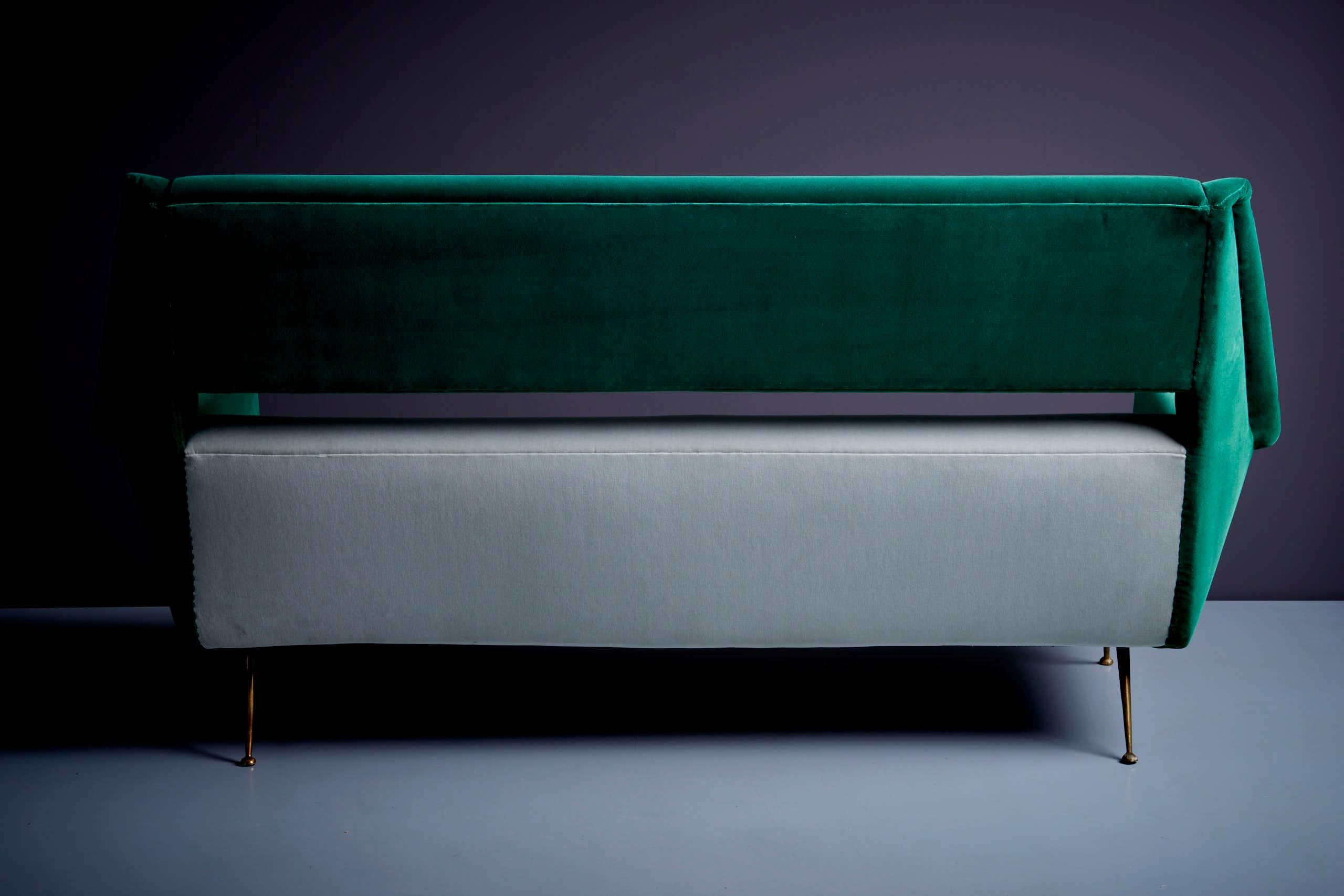 Neu gepolstertes Gigi Radice-Sofa in Grün und Grau für Minotti, Italien, 1950er Jahre im Angebot 1