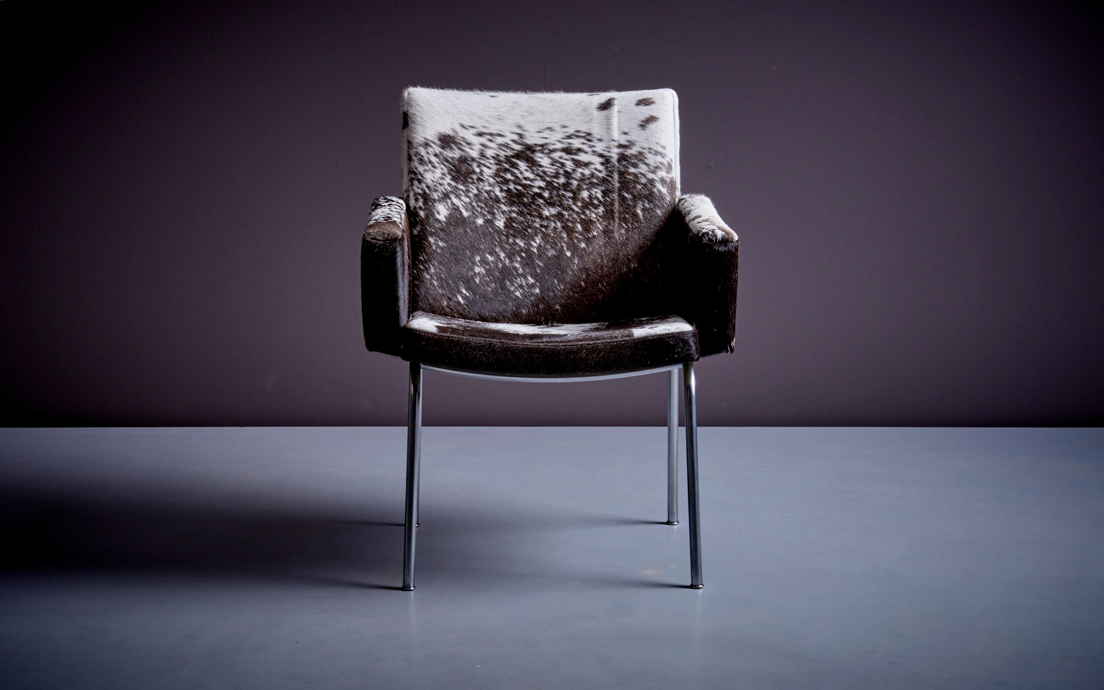 Fauteuil Hans Wegner AP48 en peau de vache, Danemark 1960s. Le fauteuil AP48 est un classique de l'ameublement conçu par Hans Wegner, qui l'a dessiné en 1951 pour le fabricant A.P. Volé. 

Le fauteuil AP48 présente un design moderne du milieu du