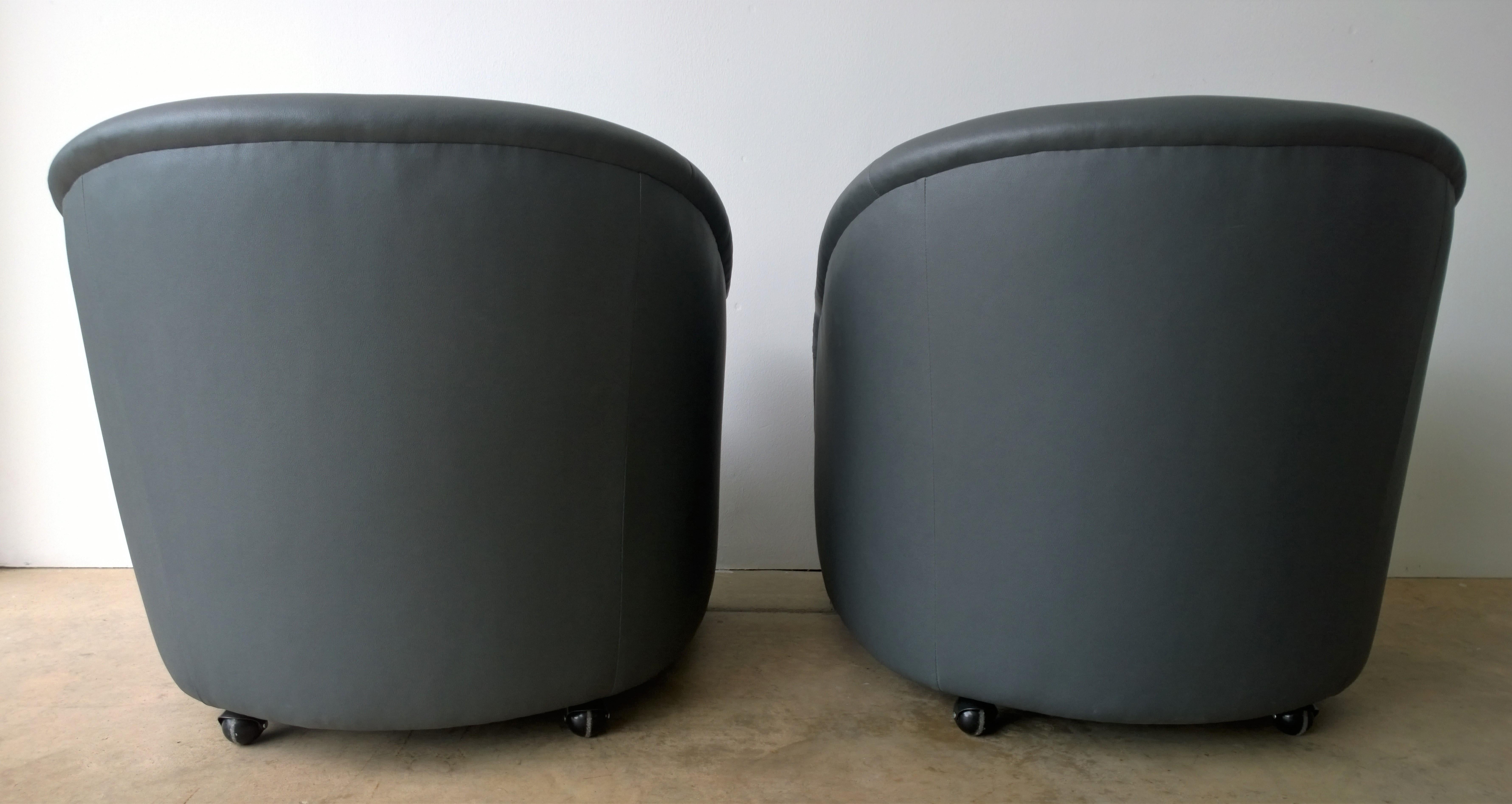 Newly Upholstered in Knoll Whip Gray Barrel Back Club/Armchairs on Casters, Pair In Good Condition For Sale In Houston, TX