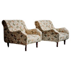 Fauteuils de salon italiens récemment rembourrés avec pieds sculpturaux solides à gradins Italie