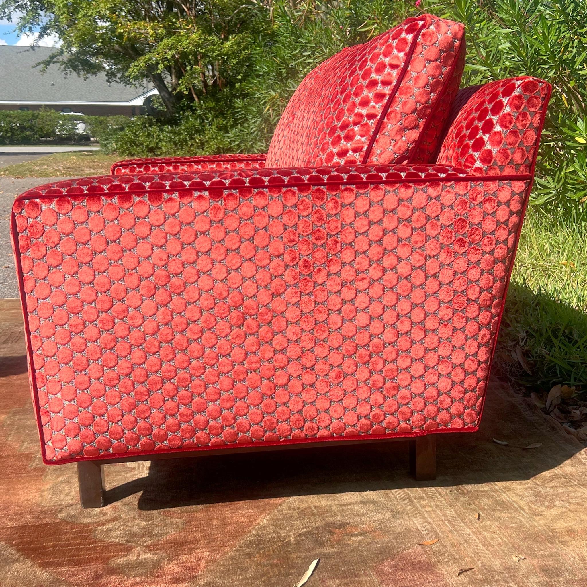 Edward Wormley per Dunbar Modello 495 divano con poltrona.  Splendidamente imbottito.   Puoi usarlo con o senza cuscini posteriori, dato che lo schienale è dotato di 3 bottoni.  Tenditore in Wood da davanti a dietro. 

Rivestito di recente in