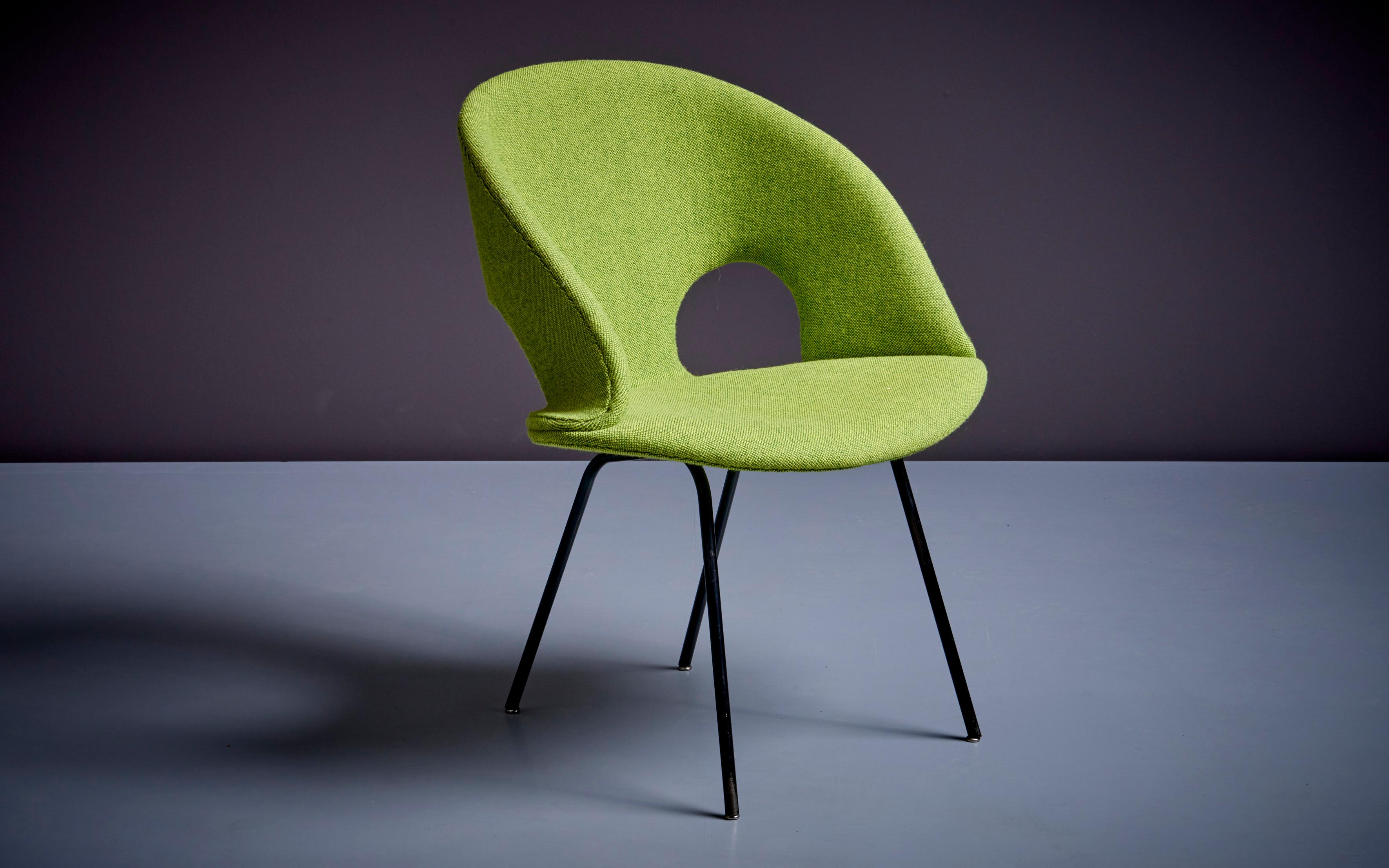Newly upholstered model 350 lounge chair by Arno Votteler Walter Knoll
Rare Arno Votteler chair model 350 for Walter Knoll. Newly upholstered in Kvadrat Hallingdal Fabric.

Arno Votteler was a German industrial designer, architect, and teacher who