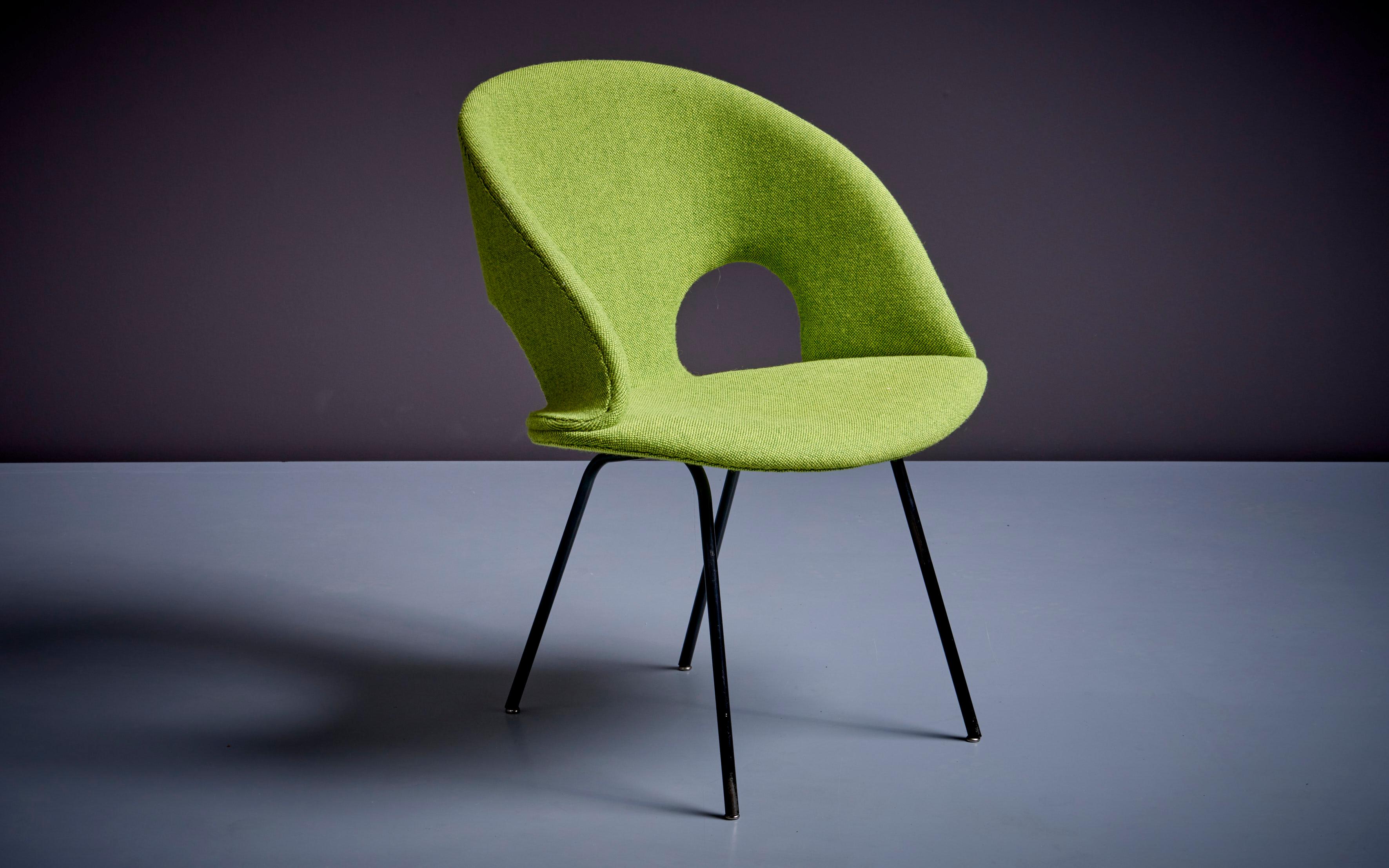 Neupolsterung des Sessels Modell 350 von Arno Votteler Walter Knoll
Seltener Arno Votteler Stuhl Modell 350 für Walter Knoll. Neu gepolstert mit Kvadrat Hallingdal Fabric.
 