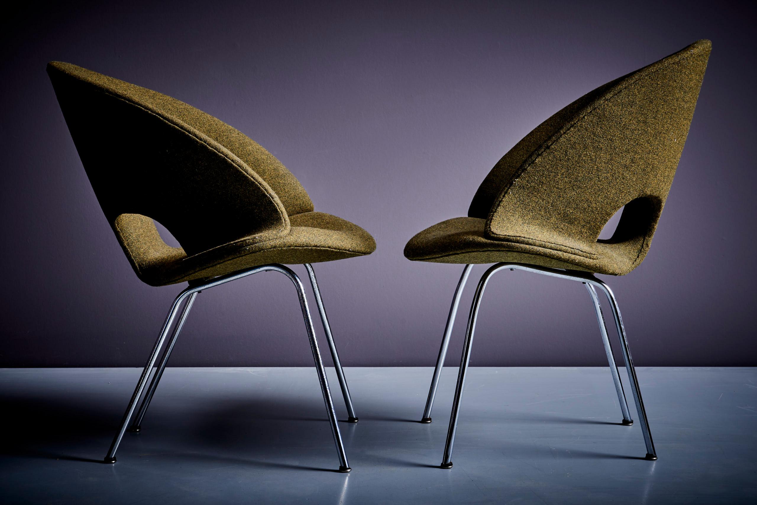 Newly Upholstered Pair of Model 350 Lounge Chair by Arno Votteler in Army Green For Sale 3