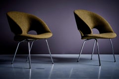 Paire de fauteuils de salon Modèle 350 nouvellement tapissés par Arno Votteler en vert militaire