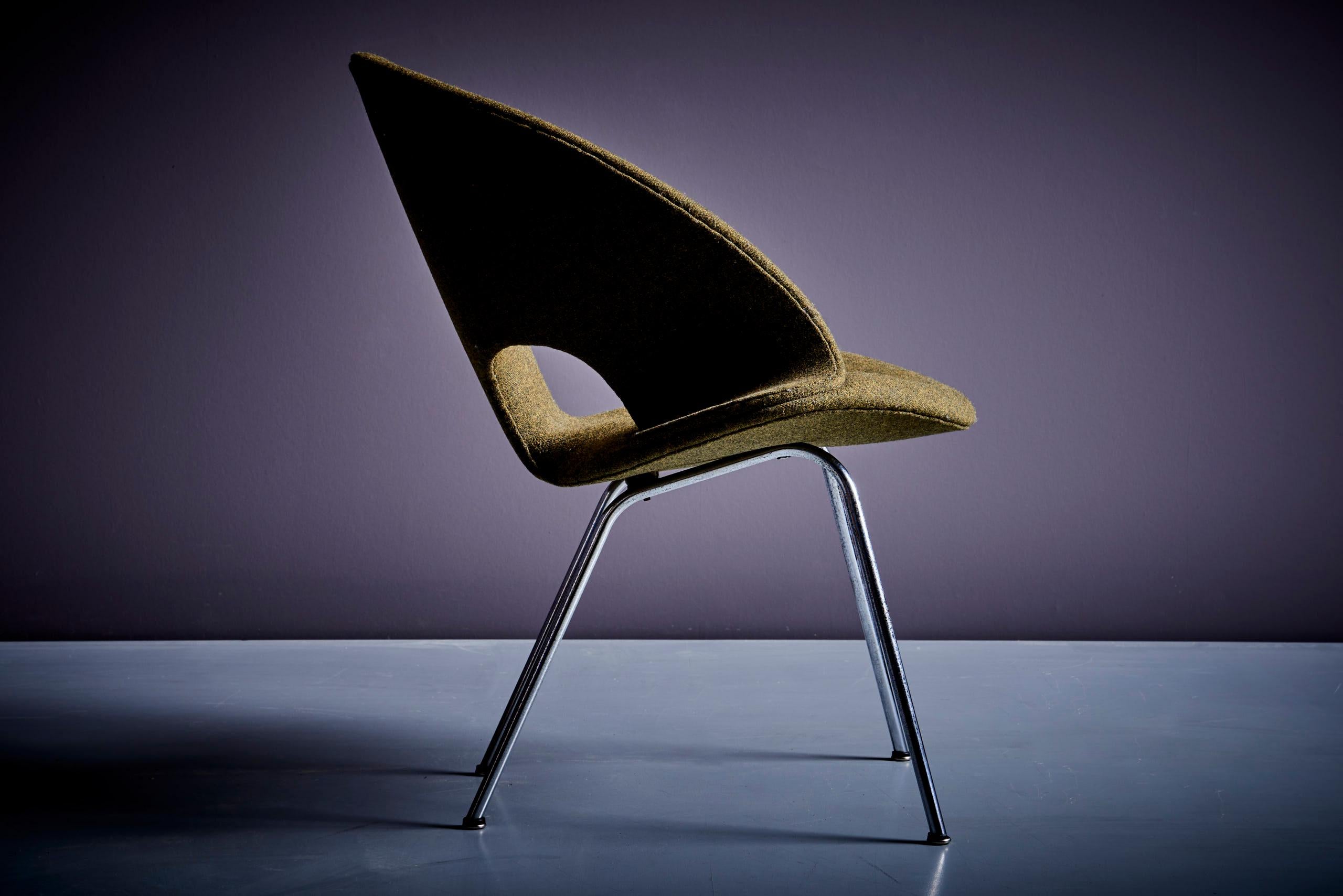 Mid-Century Modern Newly Upholstered Pair of Model 350 Lounge Chair by Arno Votteler in Army Green For Sale