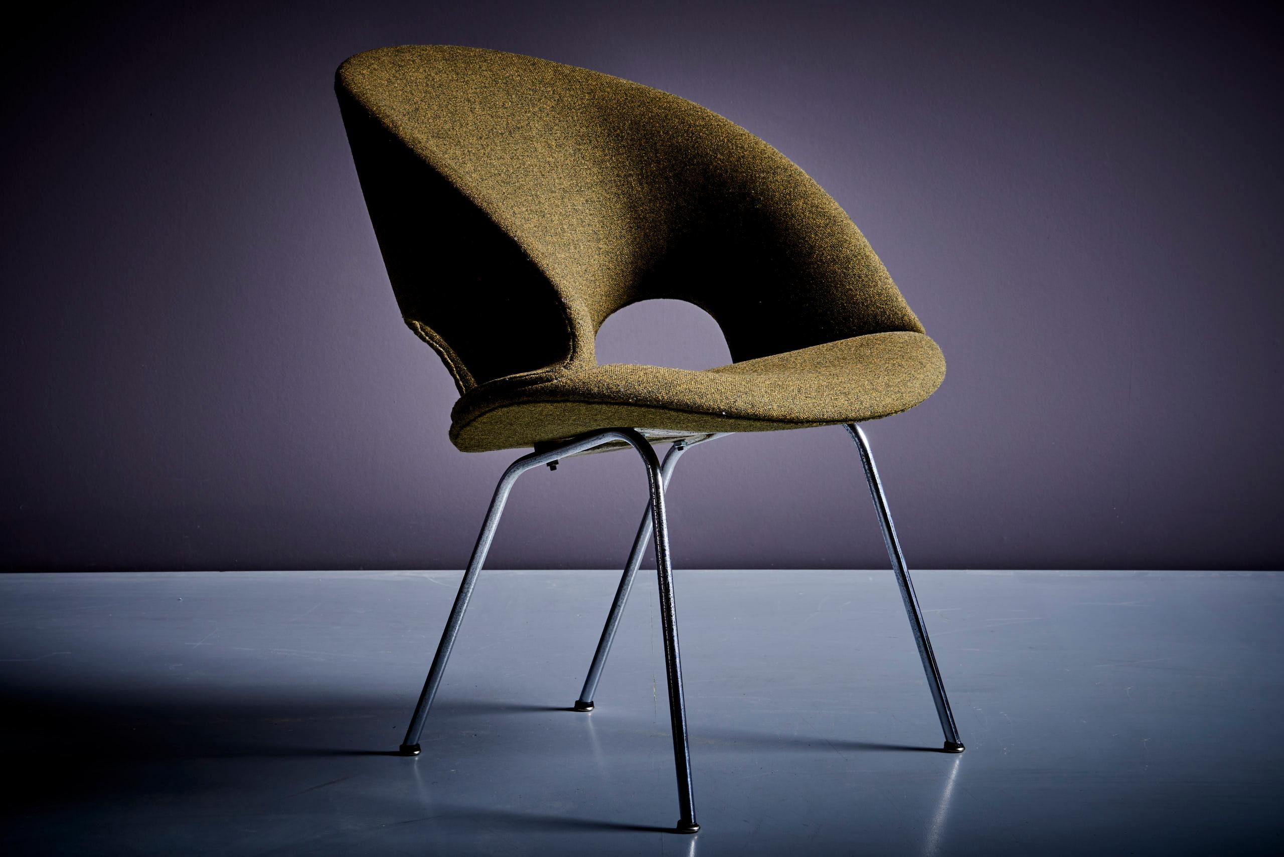 German Newly Upholstered Pair of Model 350 Lounge Chair by Arno Votteler in Army Green For Sale
