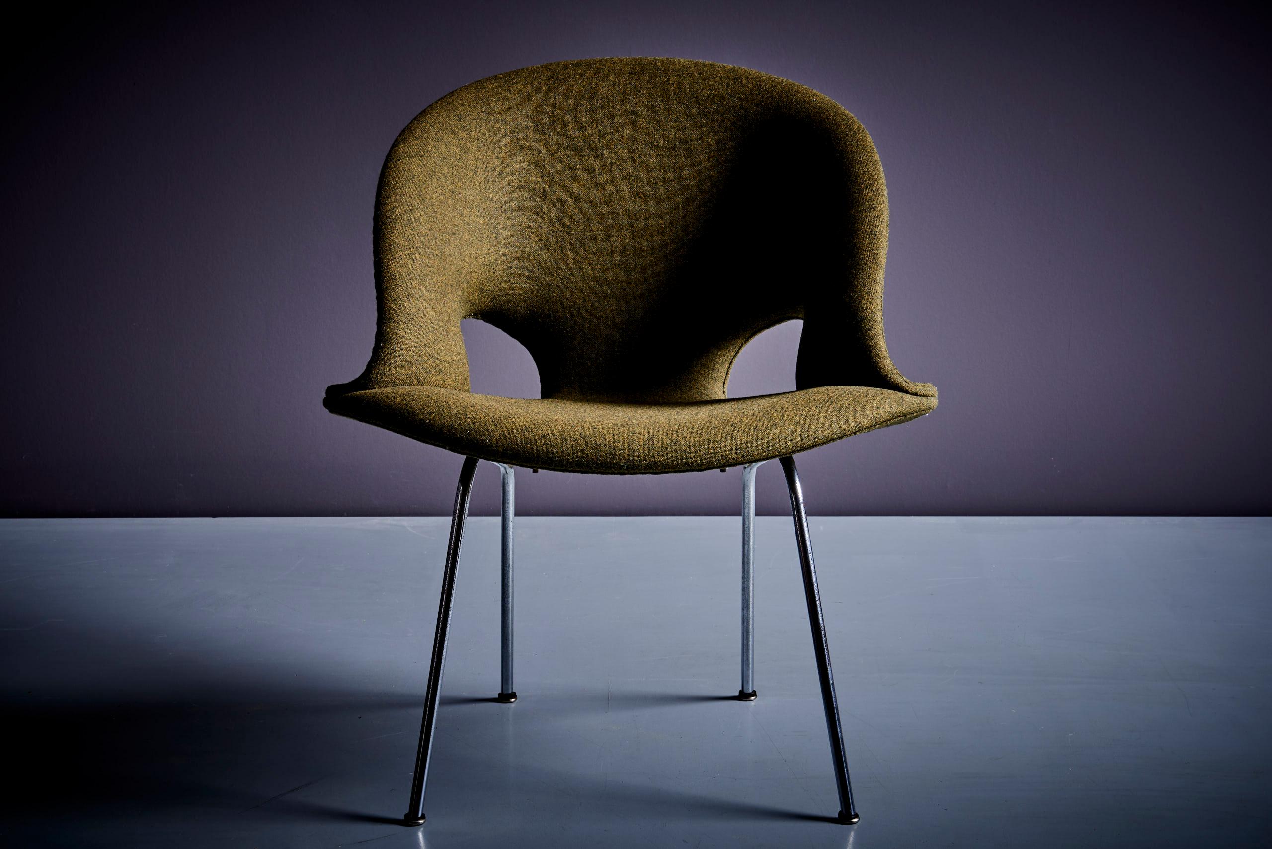 20th Century Newly Upholstered Pair of Model 350 Lounge Chair by Arno Votteler in Army Green For Sale