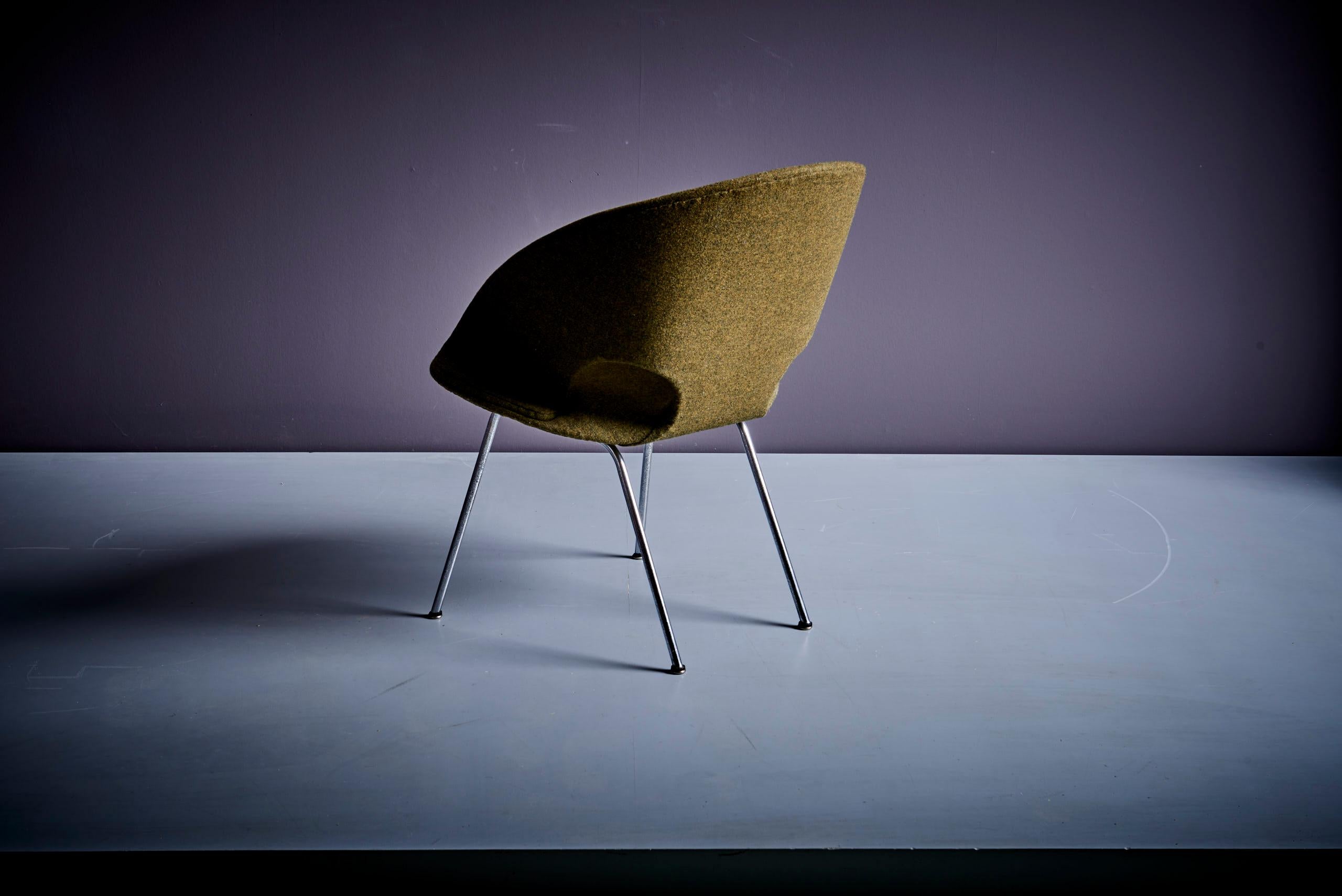 Newly Upholstered Pair of Model 350 Lounge Chair by Arno Votteler in Army Green For Sale 1