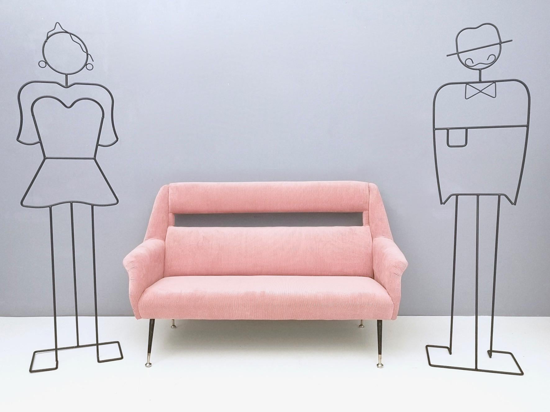 It is the perfect example of midcentury lines and design.
This sofa features tapered brass and varnished metal legs and a pale pink or antique pink velvet upholstery, which is new.
It is a vintage item, therefore it might show slight traces of