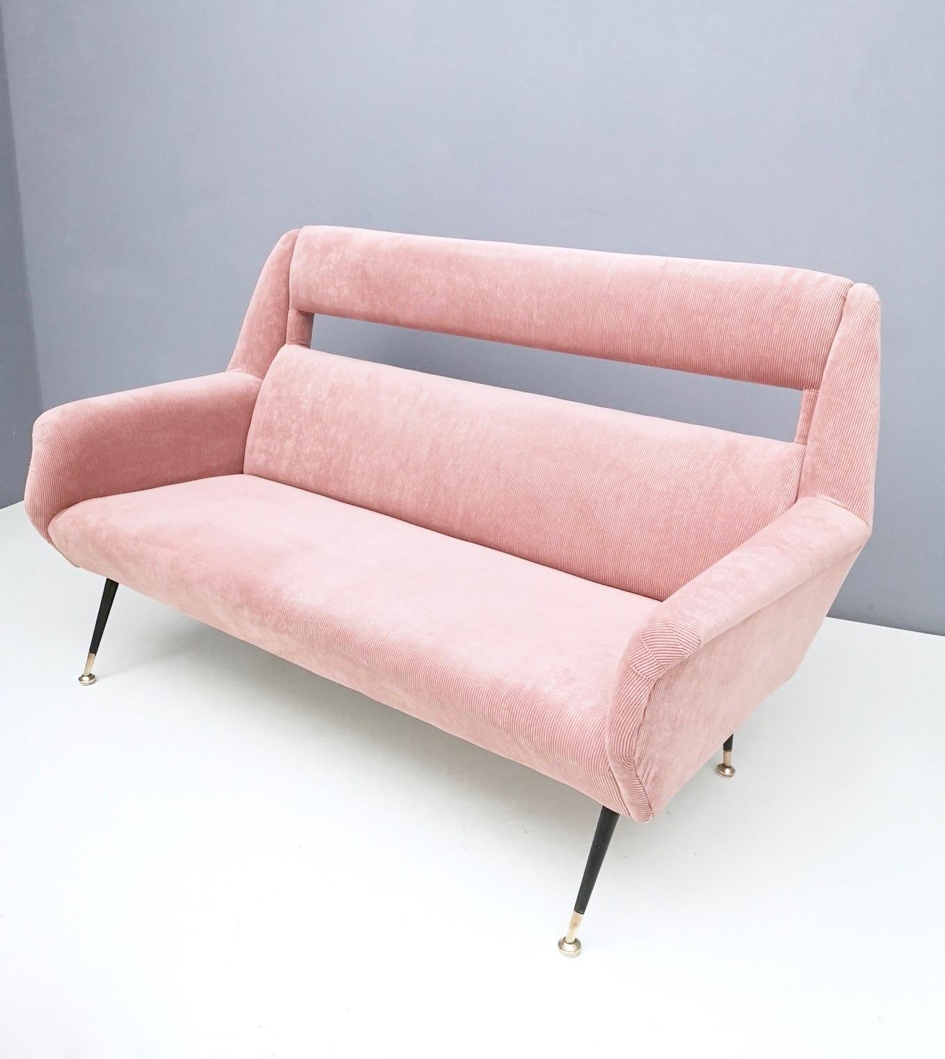 Newly Upholstered Pale Pink Velvet Sofa by Gigi Radice for Minotti, Italy, 1950s In Excellent Condition In Bresso, Lombardy