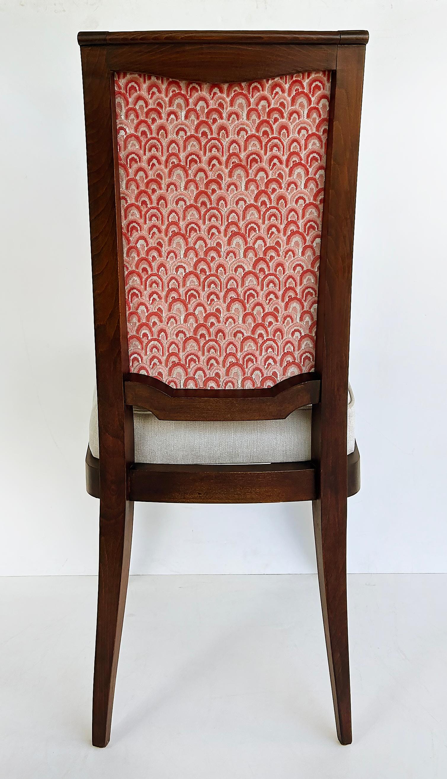 Ensemble récemment tapissé de 8 chaises de salle à manger Art déco provenant d'une propriété du sud de la Floride

Nous proposons à la vente un ensemble de huit (8) chaises de salle à manger de style art déco nouvellement rembourrées.  qui sont une