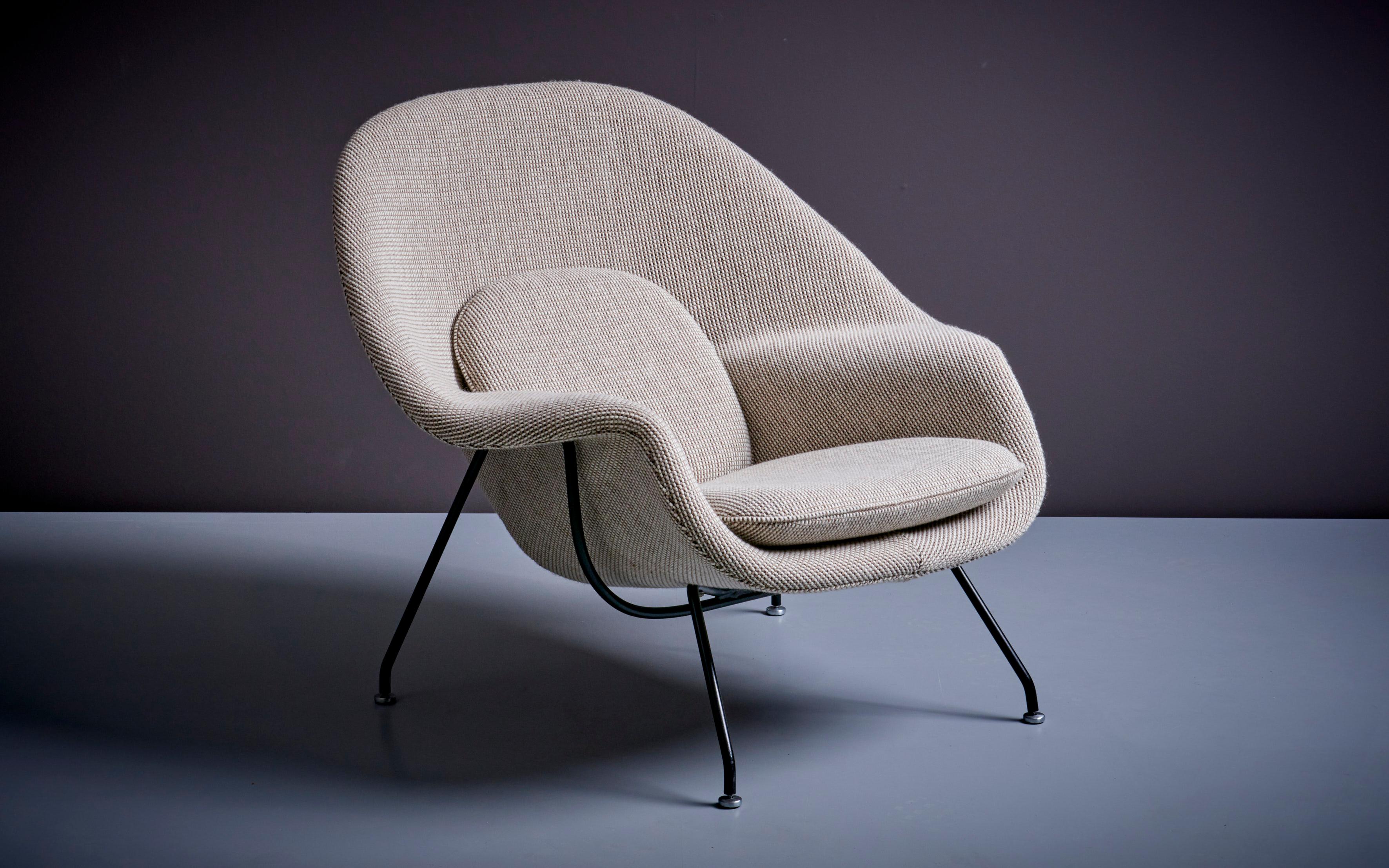 Newly upholstered Set of Eero Saarinen Womb Chair and Ottoman for Knoll, USA 5