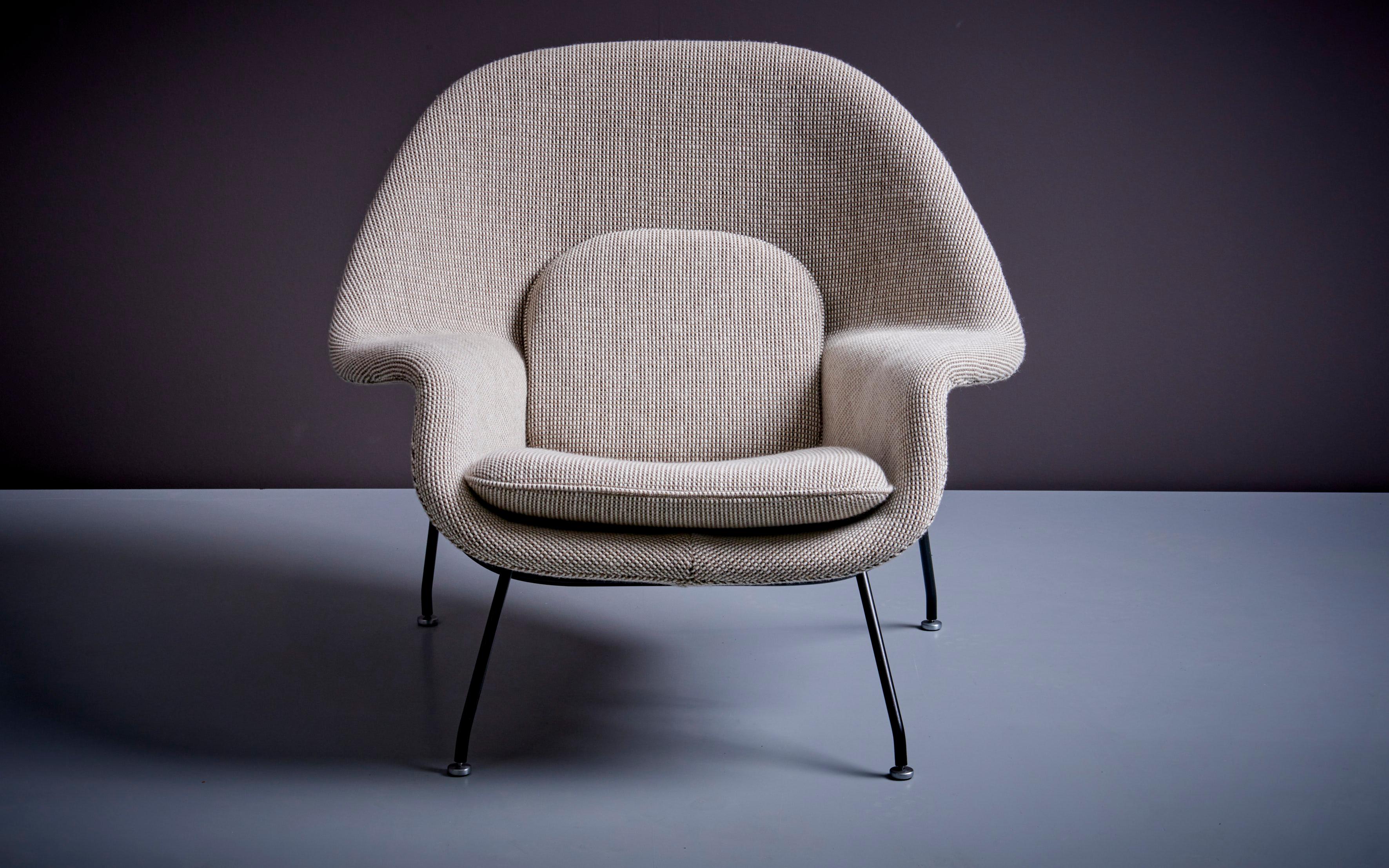 Mid-Century Modern Newly upholstered Set of Eero Saarinen Womb Chair and Ottoman for Knoll, USA