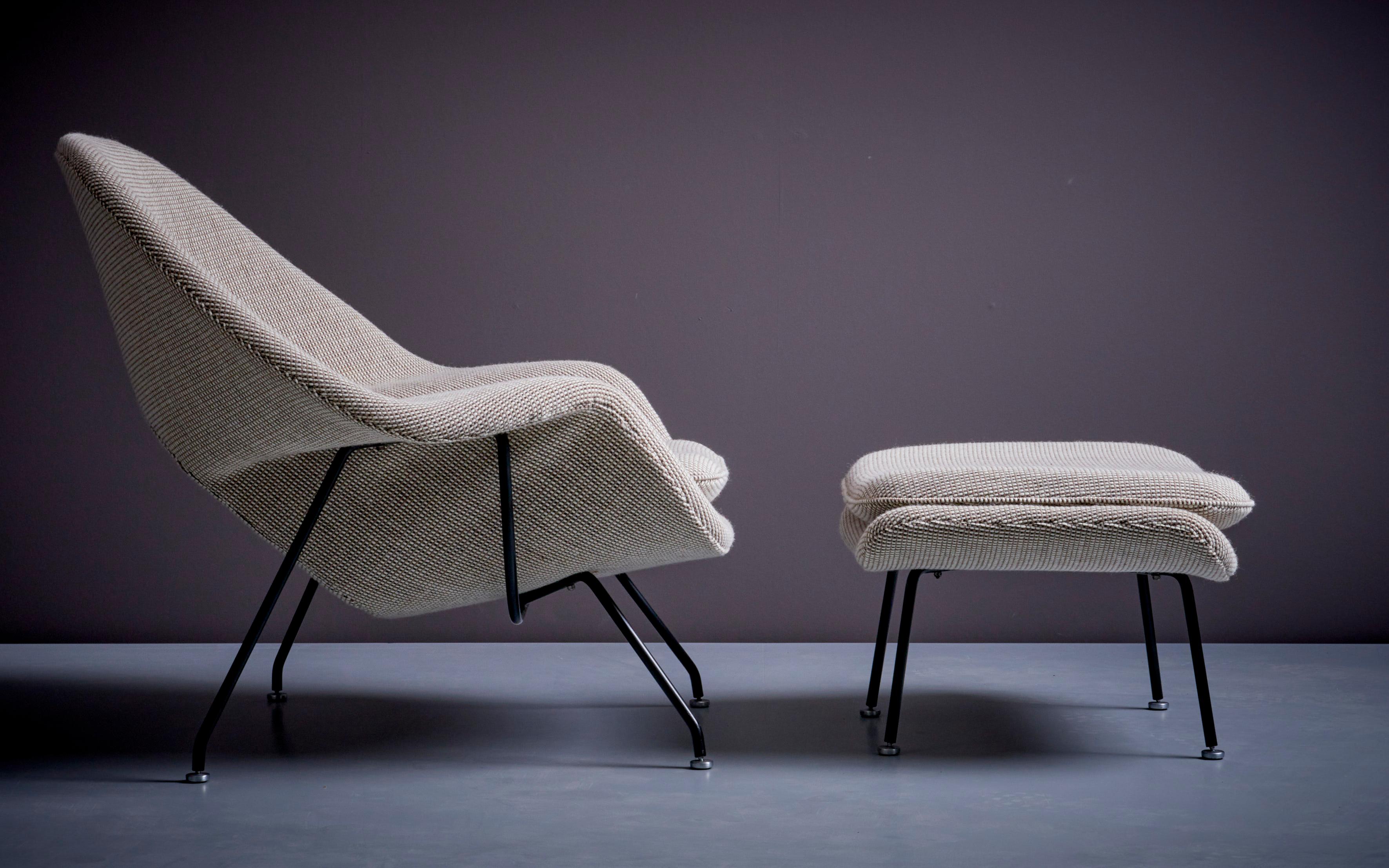 Newly upholstered Set of Eero Saarinen Womb Chair and Ottoman for Knoll, USA In Excellent Condition In Berlin, DE