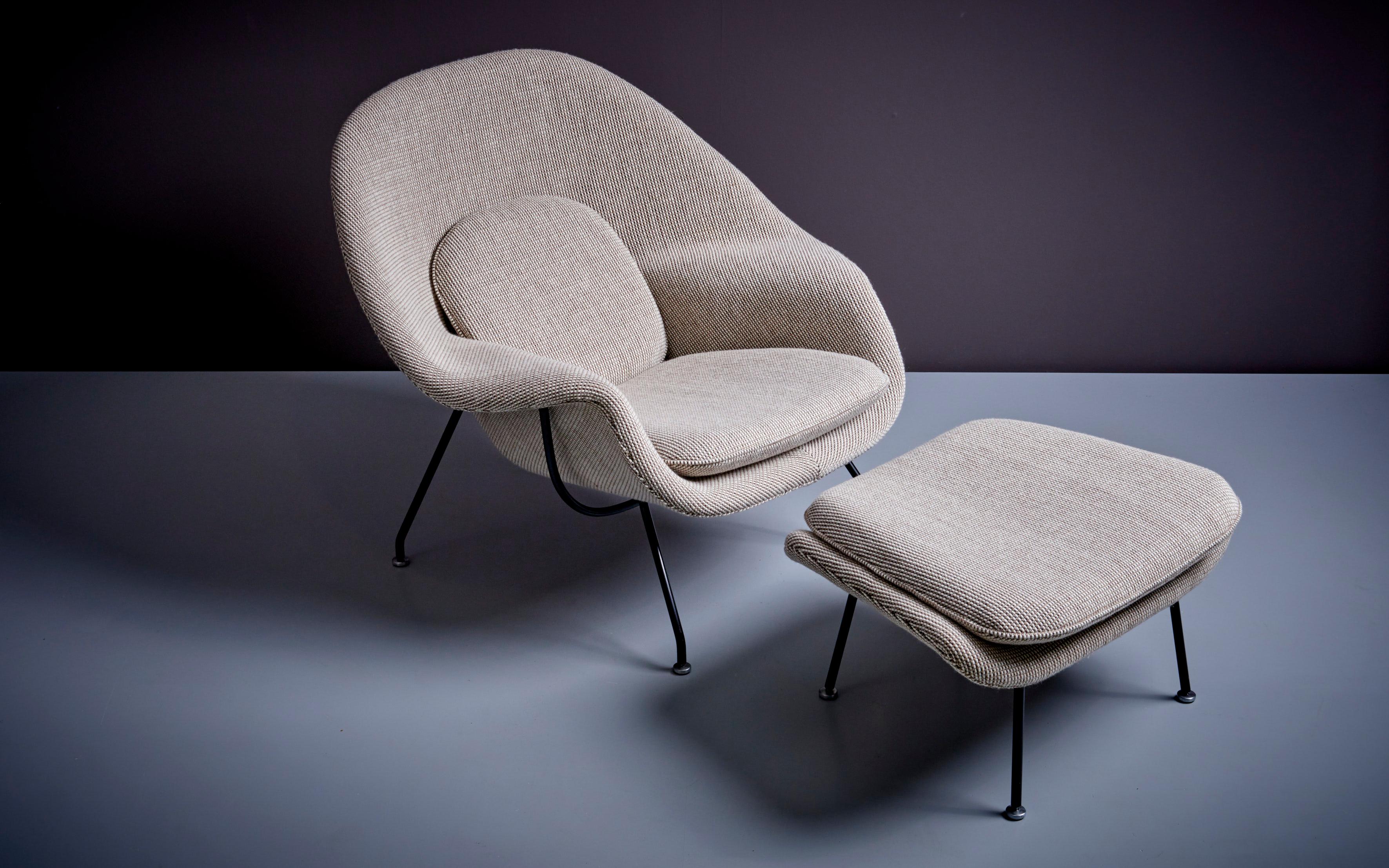 Mid-20th Century Newly upholstered Set of Eero Saarinen Womb Chair and Ottoman for Knoll, USA
