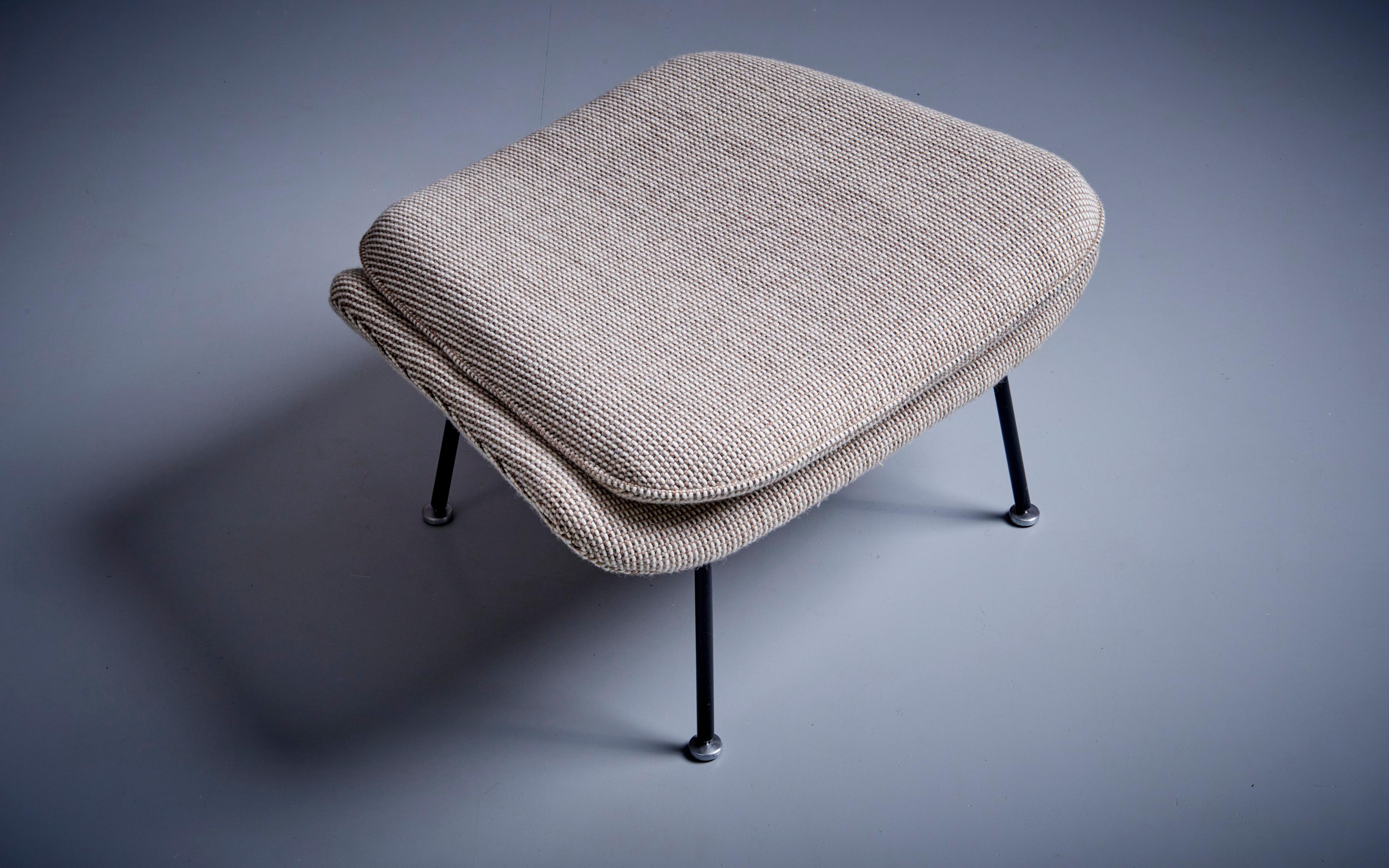 Newly upholstered Set of Eero Saarinen Womb Chair and Ottoman for Knoll, USA 1