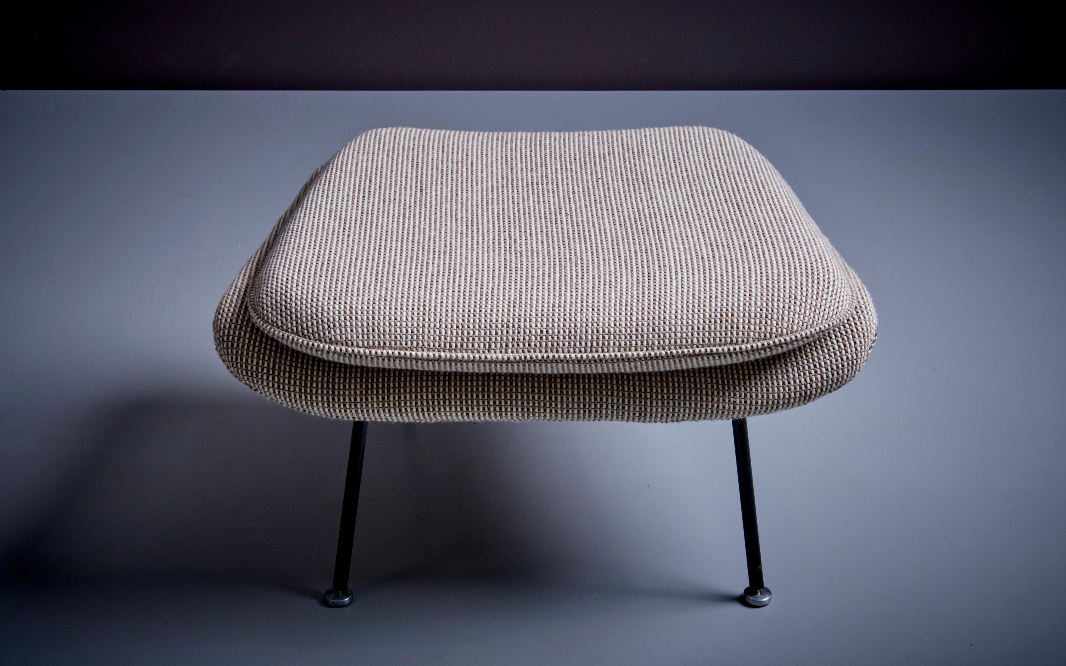 Newly upholstered Set of Eero Saarinen Womb Chair and Ottoman for Knoll, USA 2