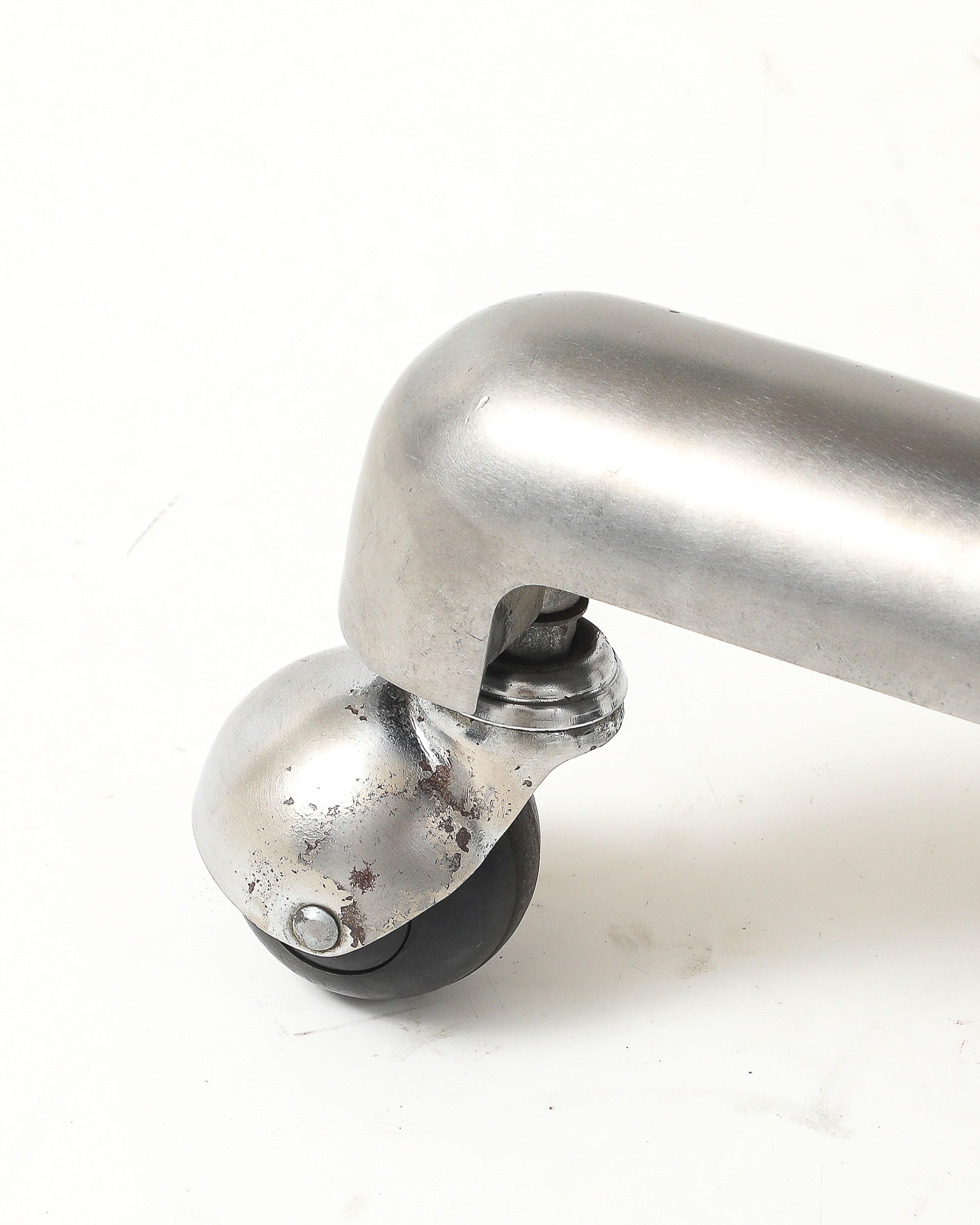 Silla de escritorio giratoria recién tapizada de Ettore Sottsass, Italia, c. 1970 en Excelente estado para la venta en New York City, NY