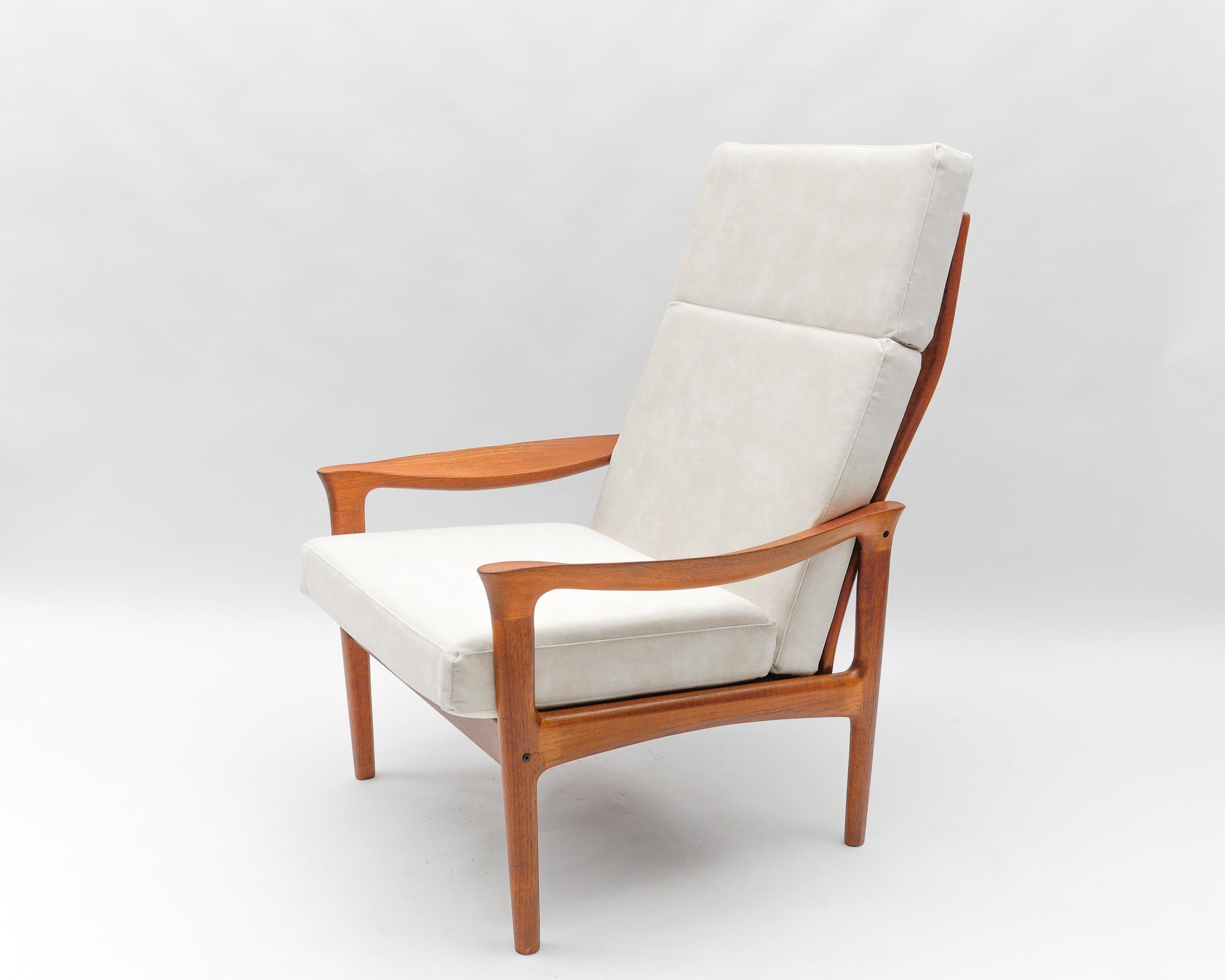 Newly upholstered teak high-back armchair, 1960s Denmark

We have a total of four identical armchairs, all listed here on the platform.

Probably made by Illum Wikkelsoe.

Year: 1960s 

Origin: Denmark 

Material: Upholstery fabric, teak wood.