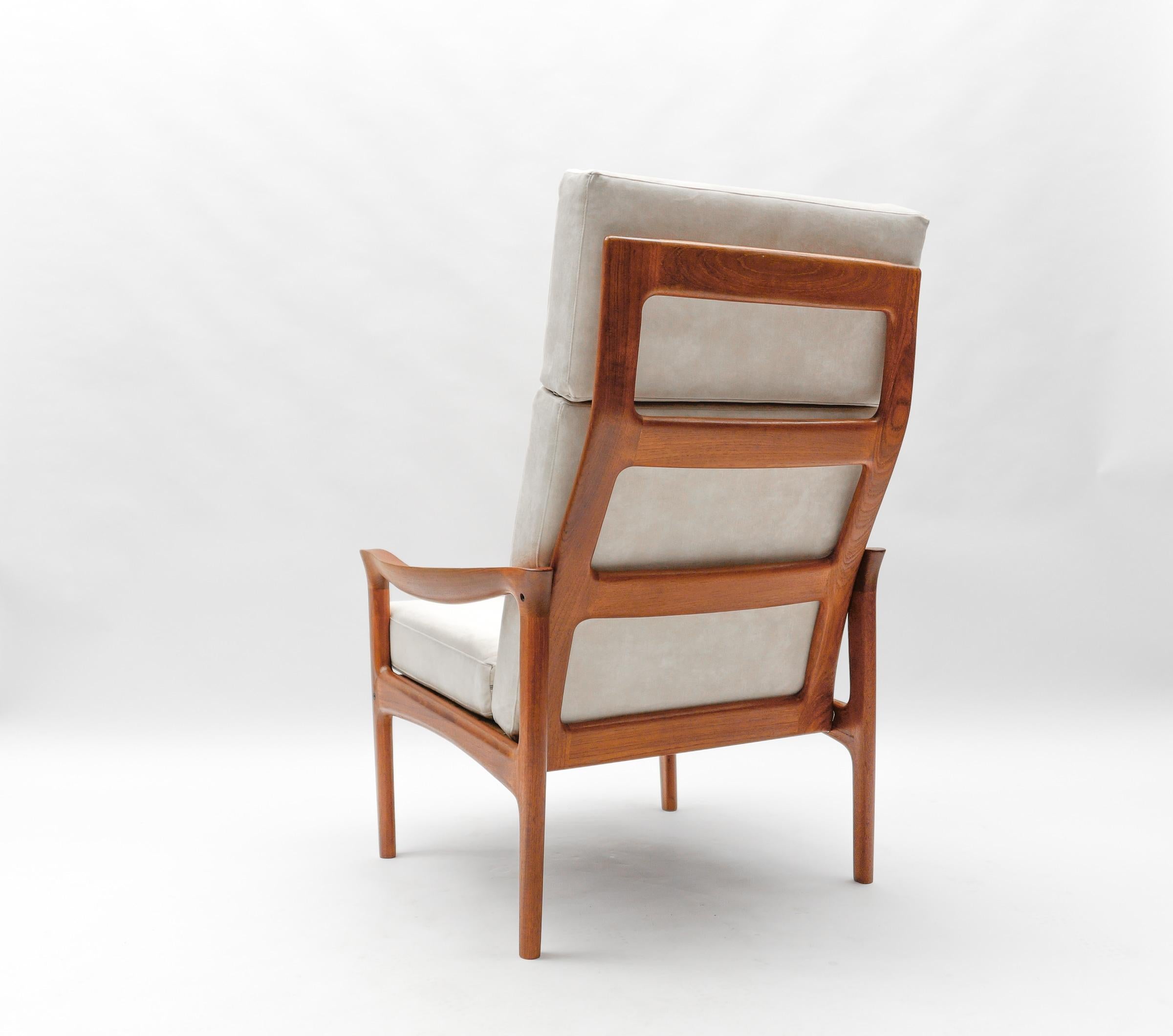 Newly Upholstered Teak High-Back Armchair, 1960s Denmark In Good Condition For Sale In Nürnberg, Bayern